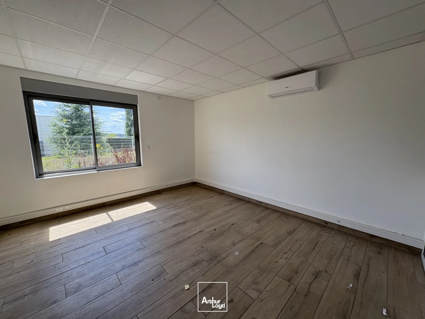 A LOUER LOCAL D'ACTIVITÉ 524 M2 BREUIL LE SEC