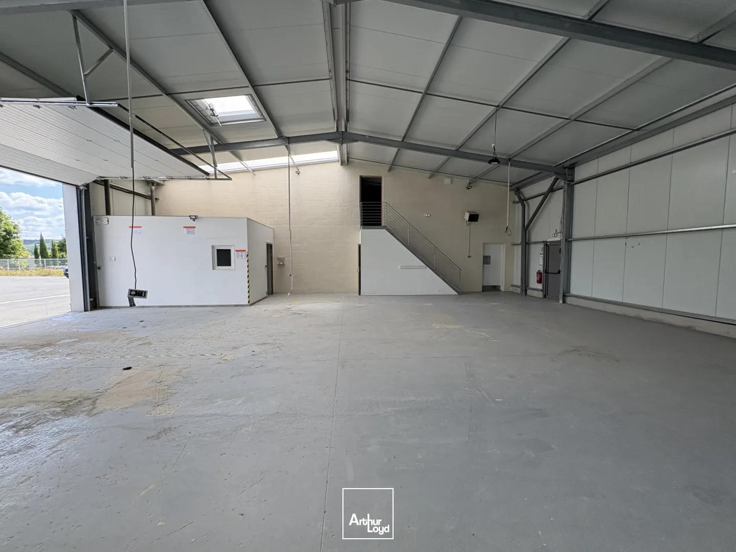 A LOUER LOCAL D'ACTIVITÉ 524 M2 BREUIL LE SEC
