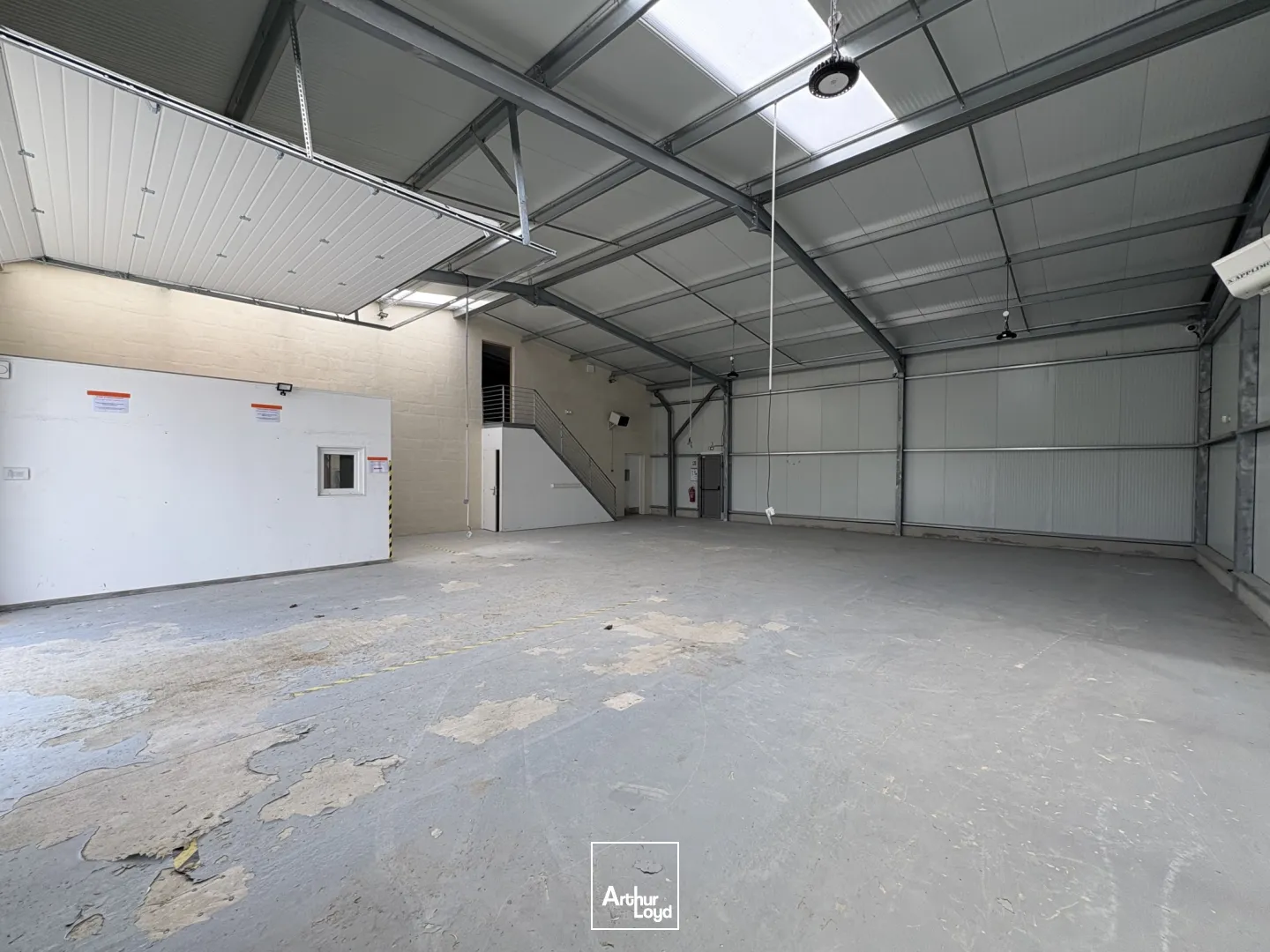 A LOUER LOCAL D'ACTIVITÉ 524 M2 BREUIL LE SEC