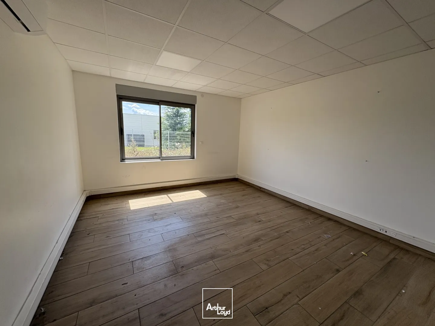 A LOUER LOCAL D'ACTIVITÉ 524 M2 BREUIL LE SEC