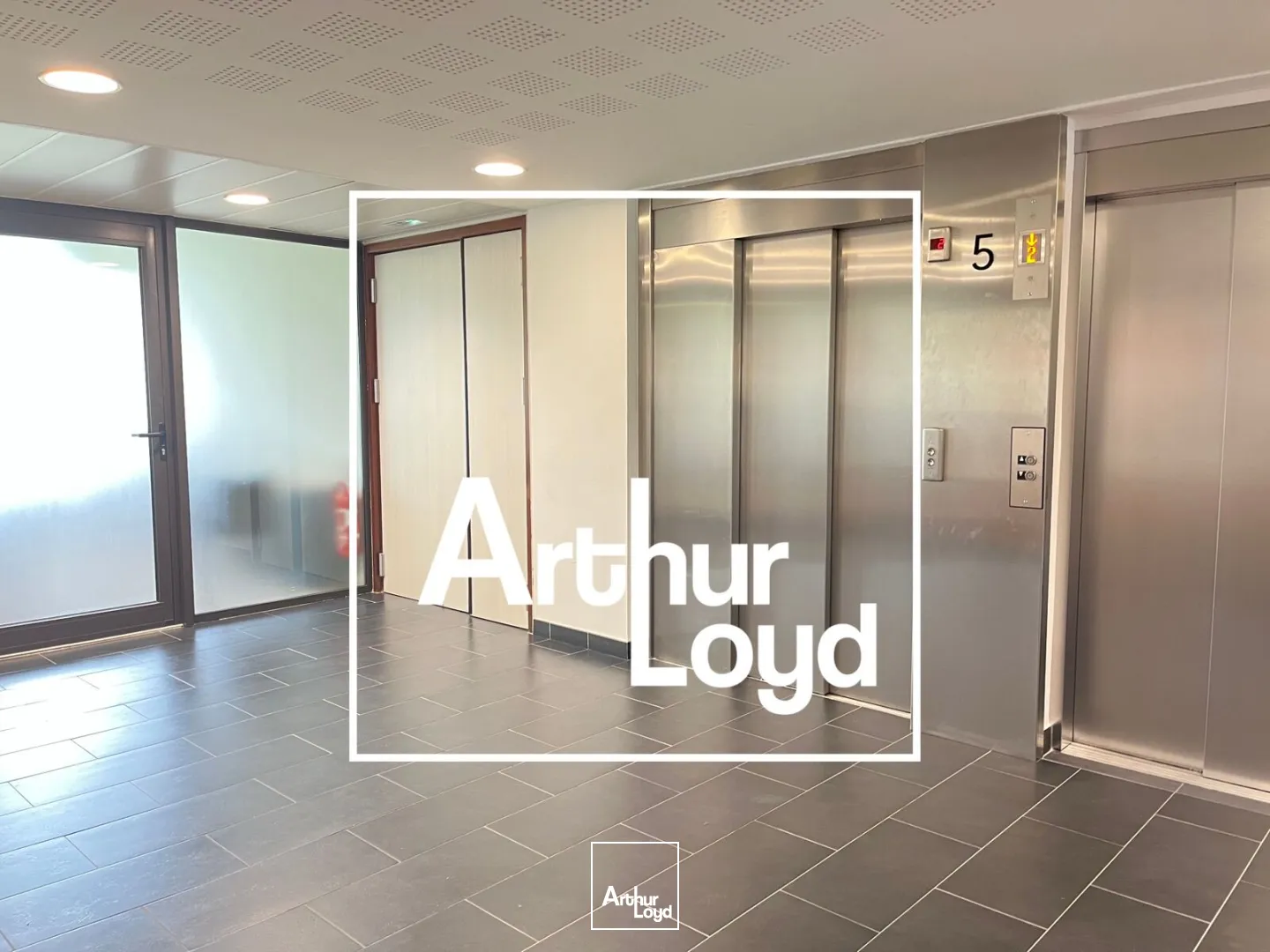 BUREAUX A LOUER EN QUARTIER PRIME 431 M² DIVISIBLES- PORT MARIANNE - PROCHE TRAMWAY