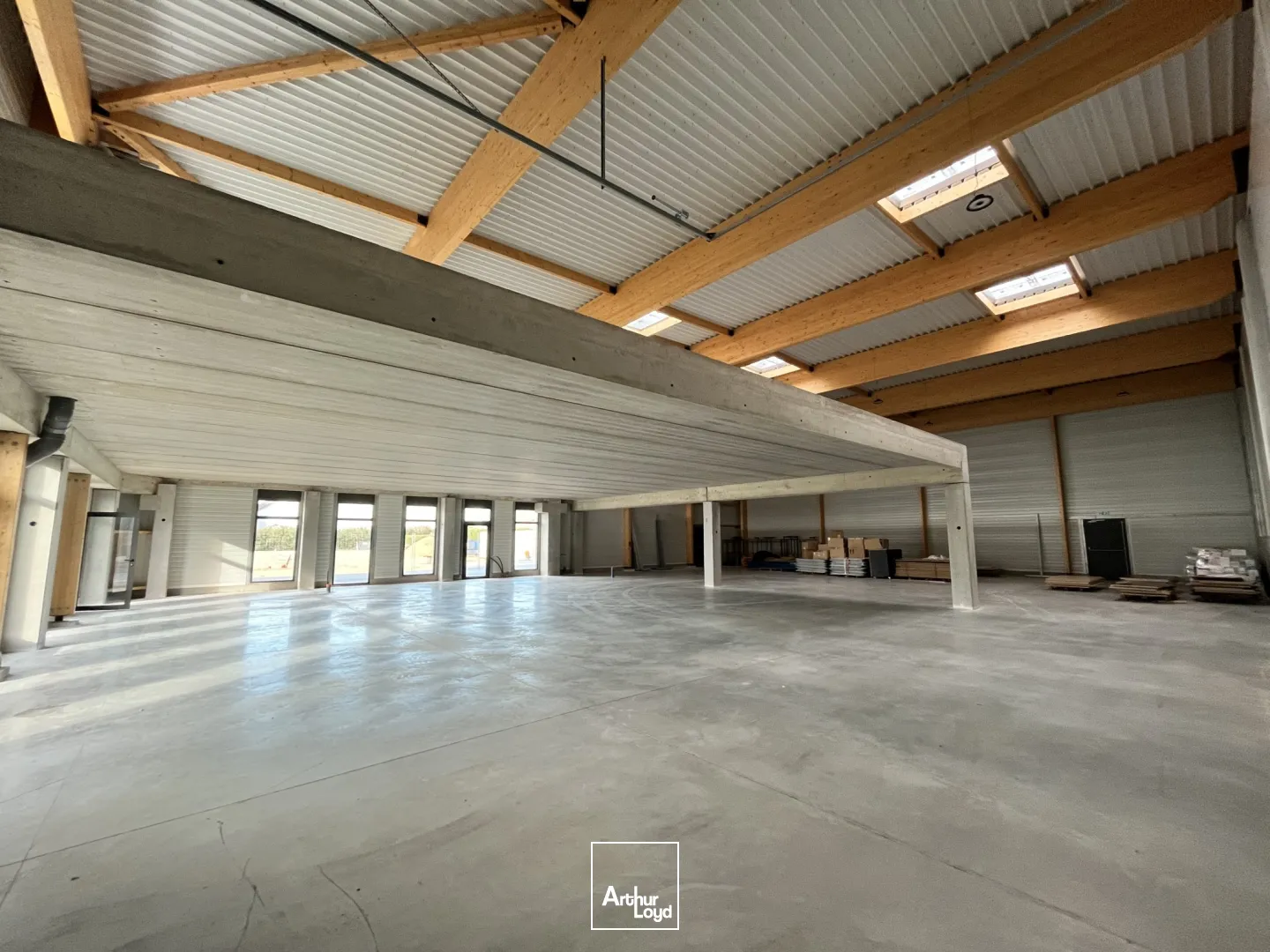 LOCAUX NEUFS - STOCKAGE + MEZZANINE -GALLARGUES A LOUER ou A VENDRE - Plusieurs lots disponibles