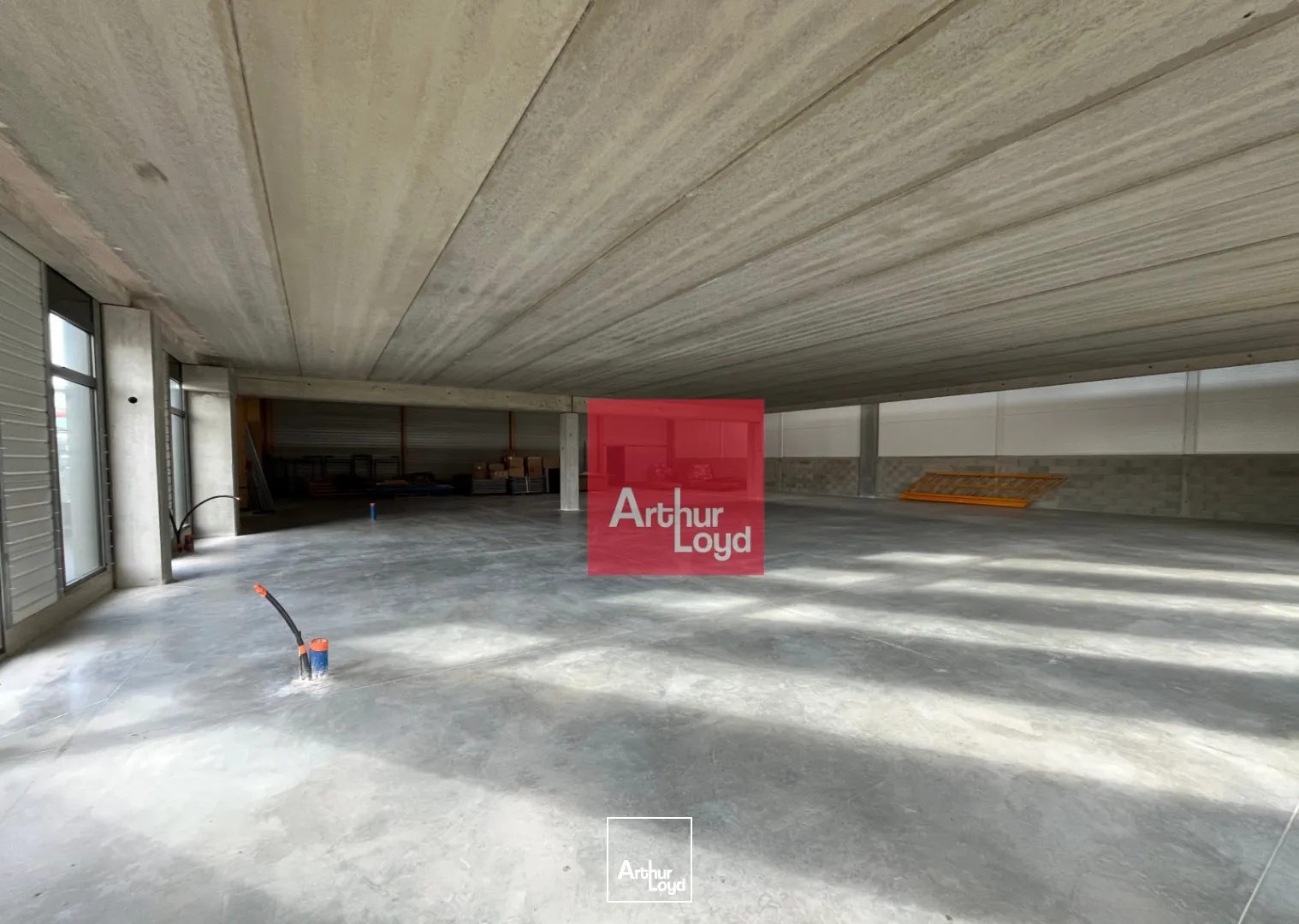 LOCAUX NEUFS - STOCKAGE + MEZZANINE -GALLARGUES A LOUER ou A VENDRE - Plusieurs lots disponibles