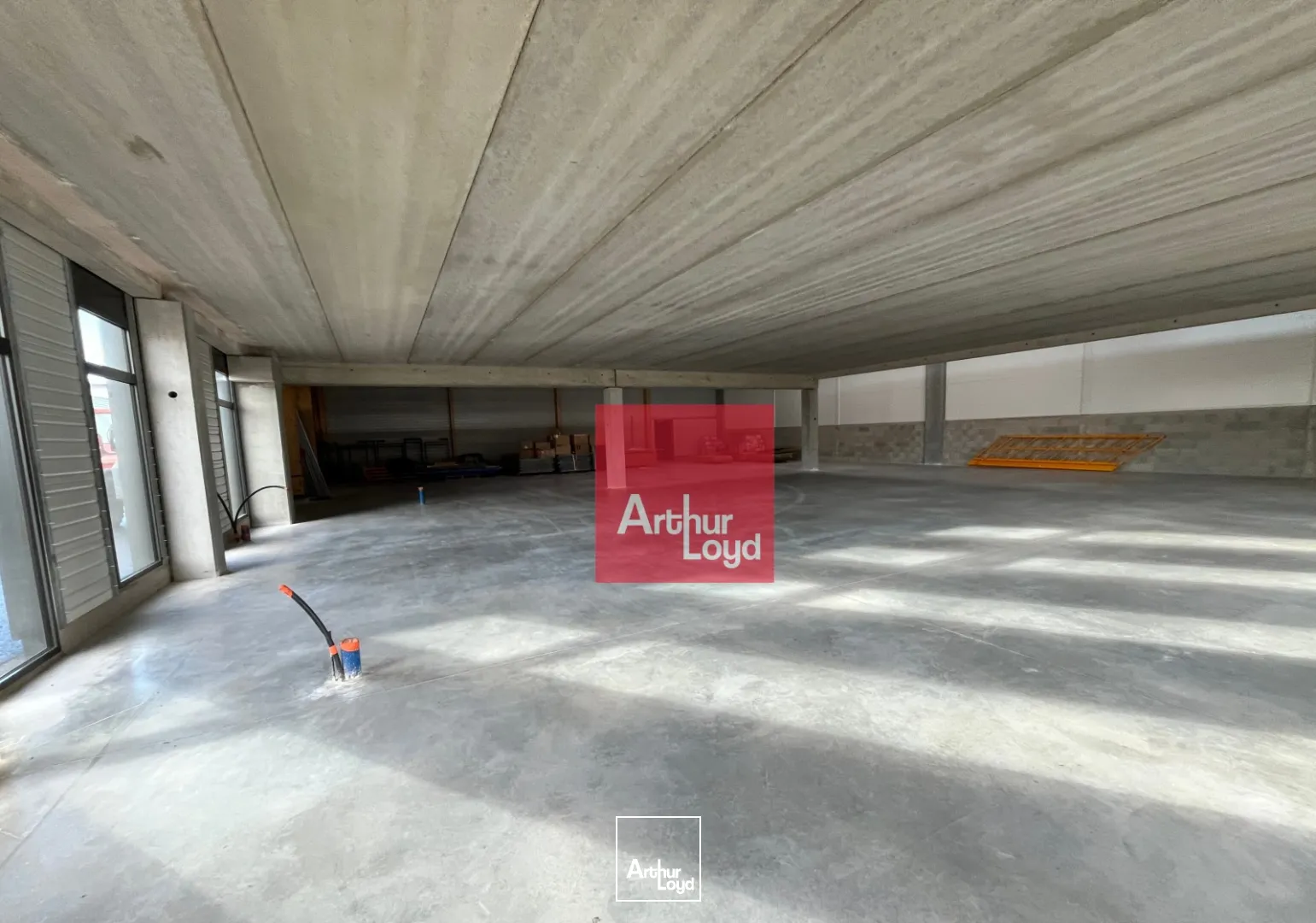 LOCAUX NEUFS - STOCKAGE + MEZZANINE -GALLARGUES A LOUER ou A VENDRE - Plusieurs lots disponibles