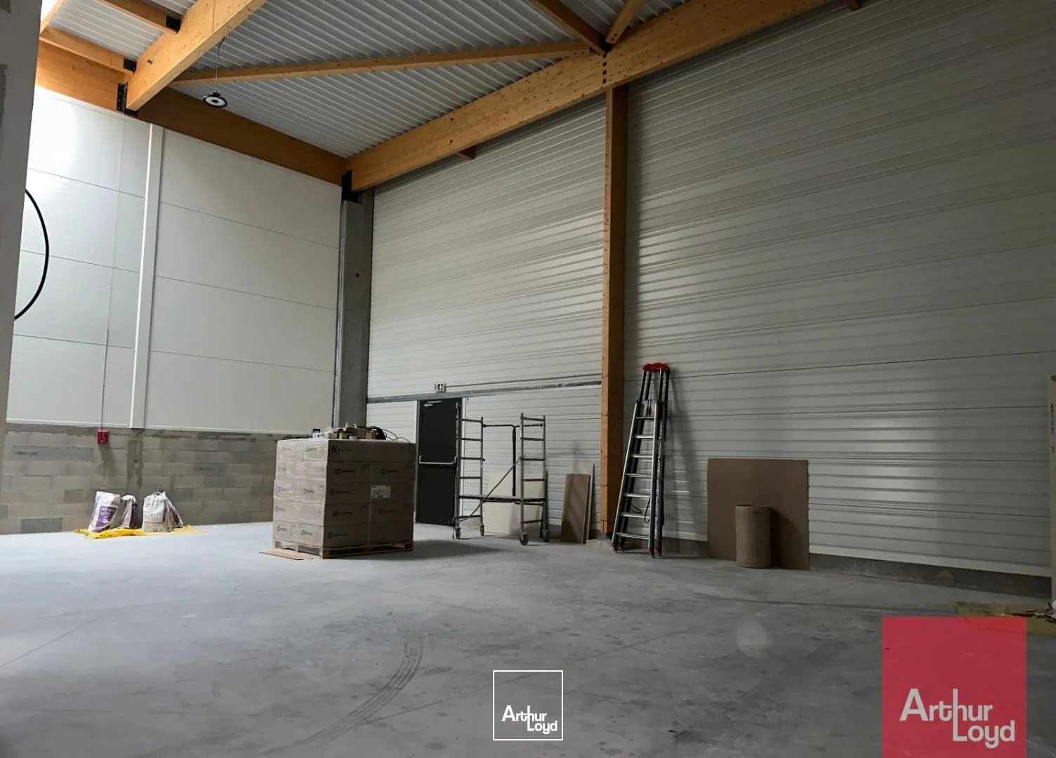 LOCAUX NEUFS - STOCKAGE + MEZZANINE -GALLARGUES A LOUER ou A VENDRE - Plusieurs lots disponibles