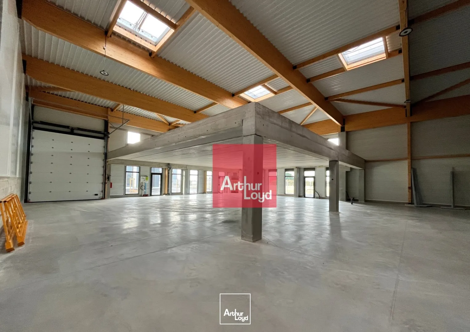 LOCAL NEUF - STOCKAGE + MEZZANINE -GALLARGUES A LOUER /A VENDRE- 459 m2 + parking