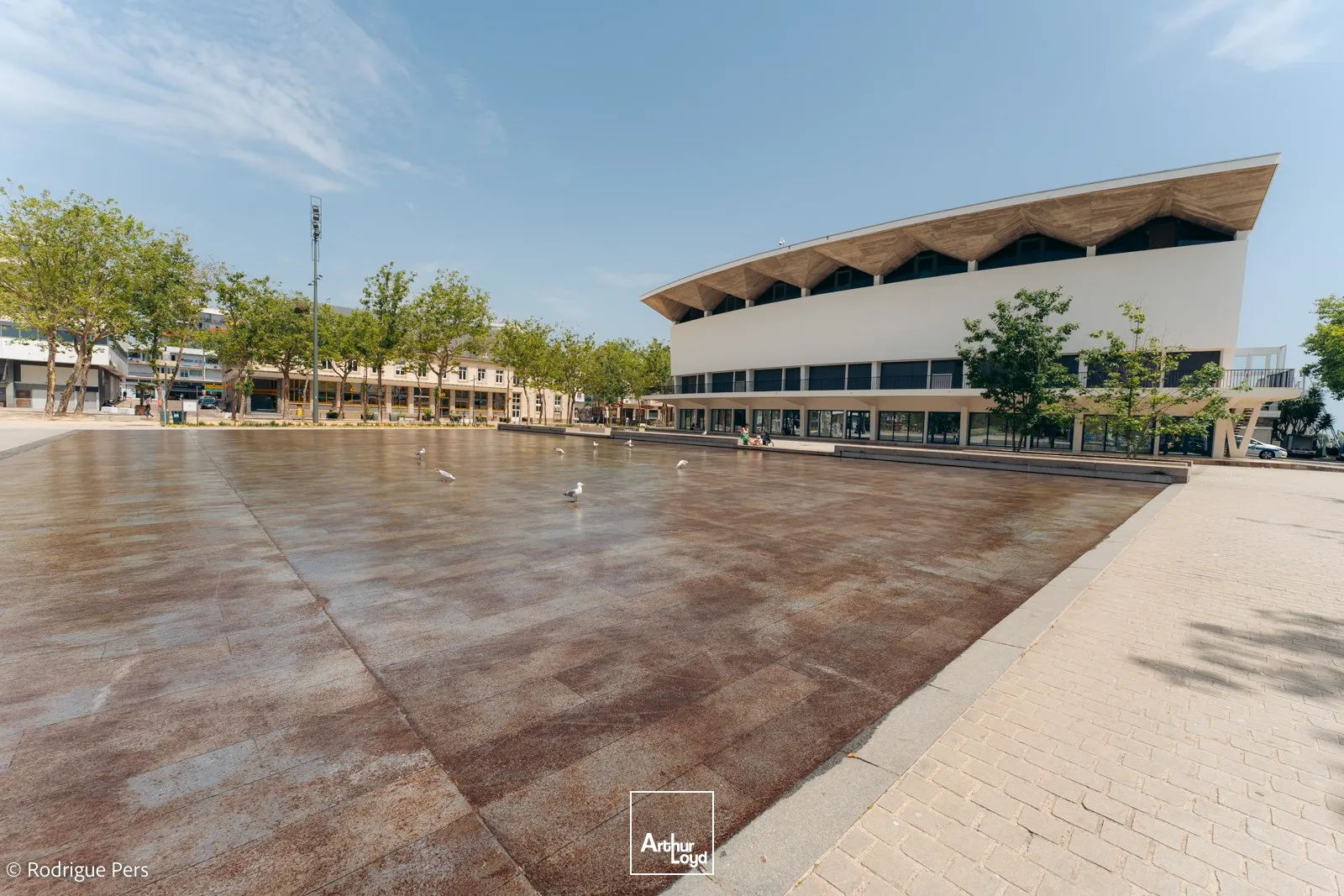 A VENDRE A LOUER LOCAUX COMMERCIAUX EN PLEIN COEUR DE LORIENT