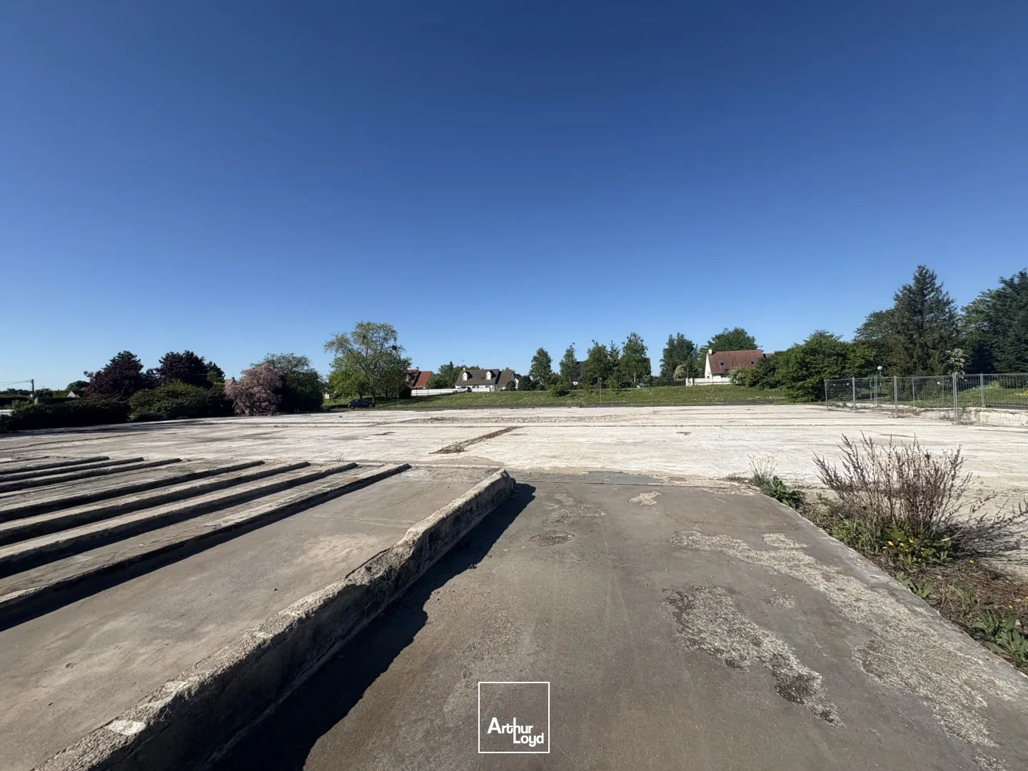 Terrain de 13&nbsp;000 m2 à Saint Ay, zone industrielle