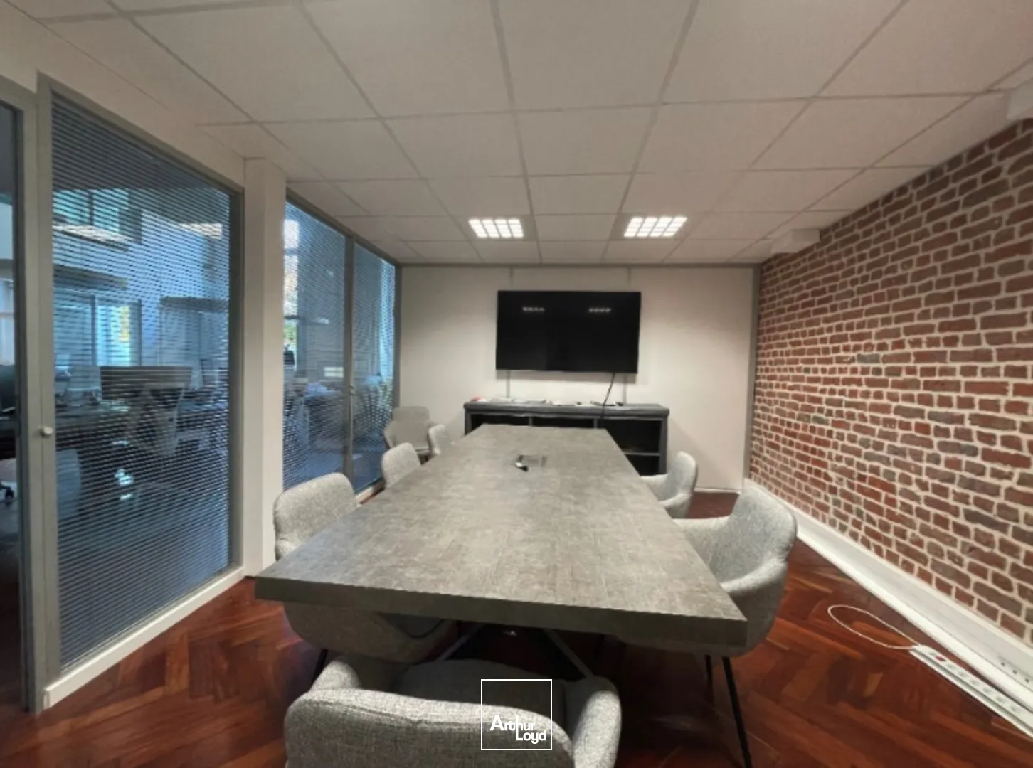 Emplacement idéal: Centre ville de Lille, dans un ensemble haussmanien, ces bureaux d'EXCELLENTE qualité dévoilent sur 3 niveaux 340m2 de bureaux avec des espaces ouverts, des bureaux c...