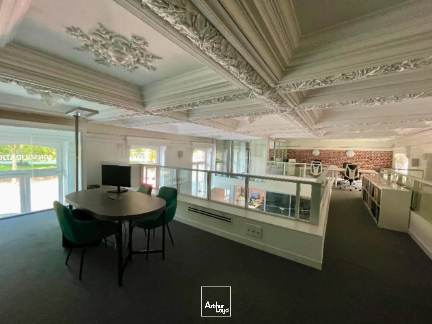 Emplacement idéal: Centre ville de Lille, dans un ensemble haussmanien, ces bureaux d'EXCELLENTE qualité dévoilent sur 3 niveaux 340m2 de bureaux avec des espaces ouverts, des bureaux c...