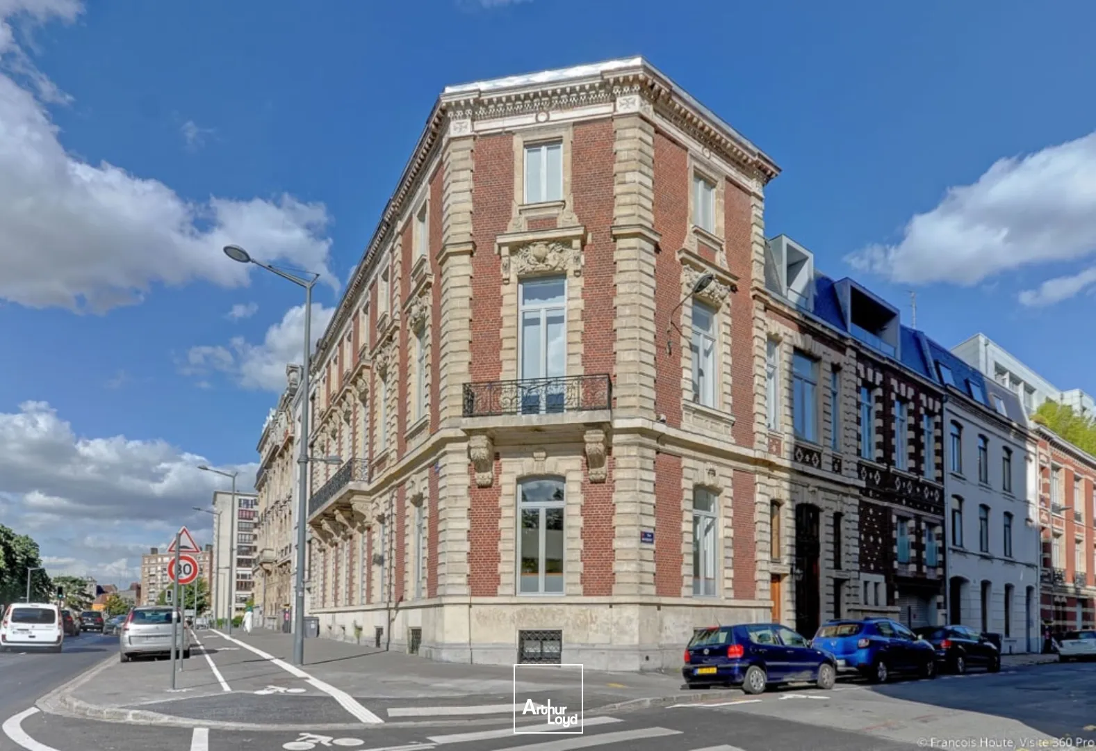 Emplacement idéal: Centre ville de Lille, dans un ensemble haussmanien, ces bureaux d'EXCELLENTE qualité dévoilent sur 3 niveaux 340m2 de bureaux avec des espaces ouverts, des bureaux c...