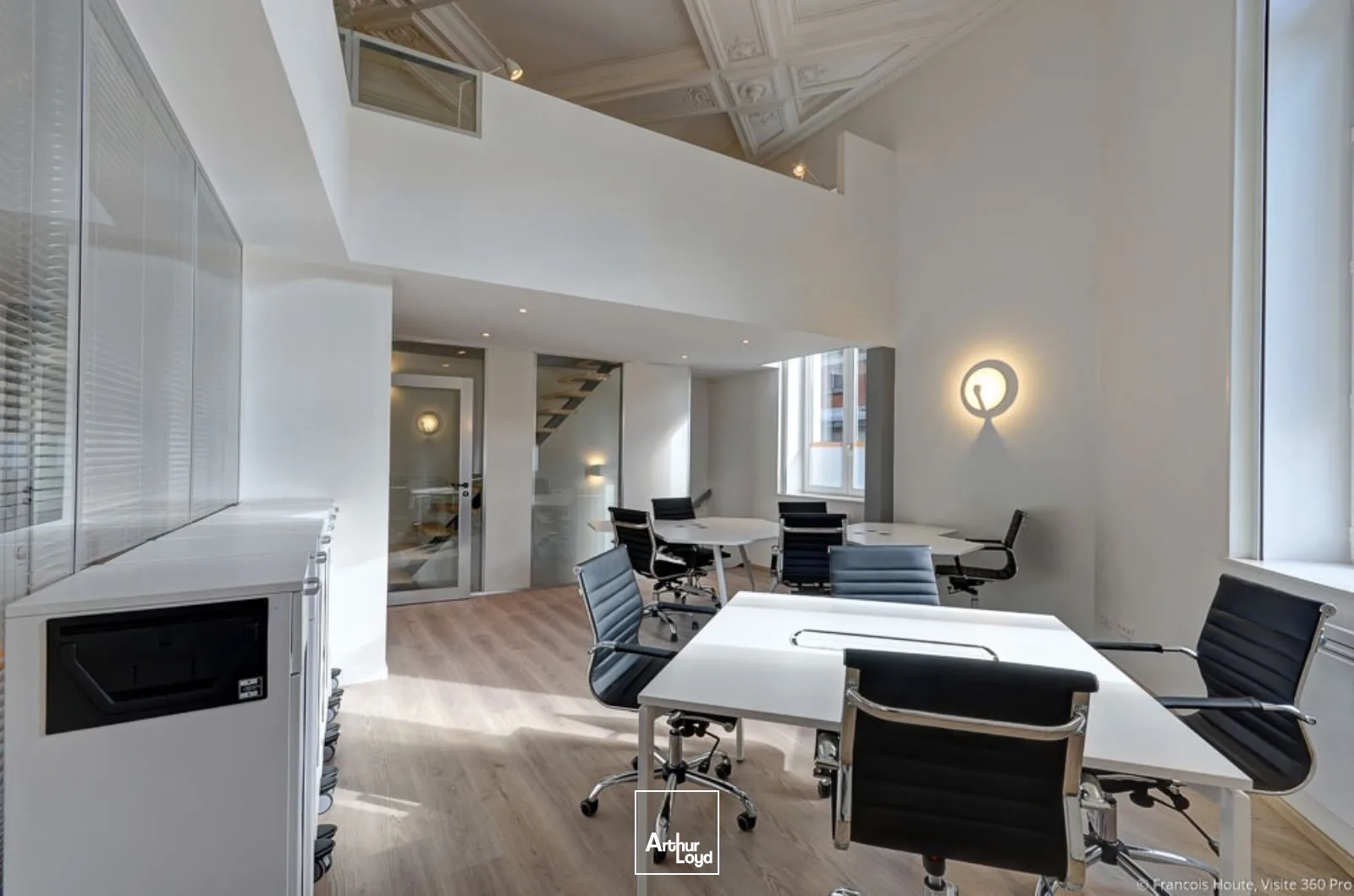 Emplacement idéal: Centre ville de Lille, dans un ensemble haussmanien, ces bureaux d'EXCELLENTE qualité dévoilent sur 3 niveaux 340m2 de bureaux avec des espaces ouverts, des bureaux c...