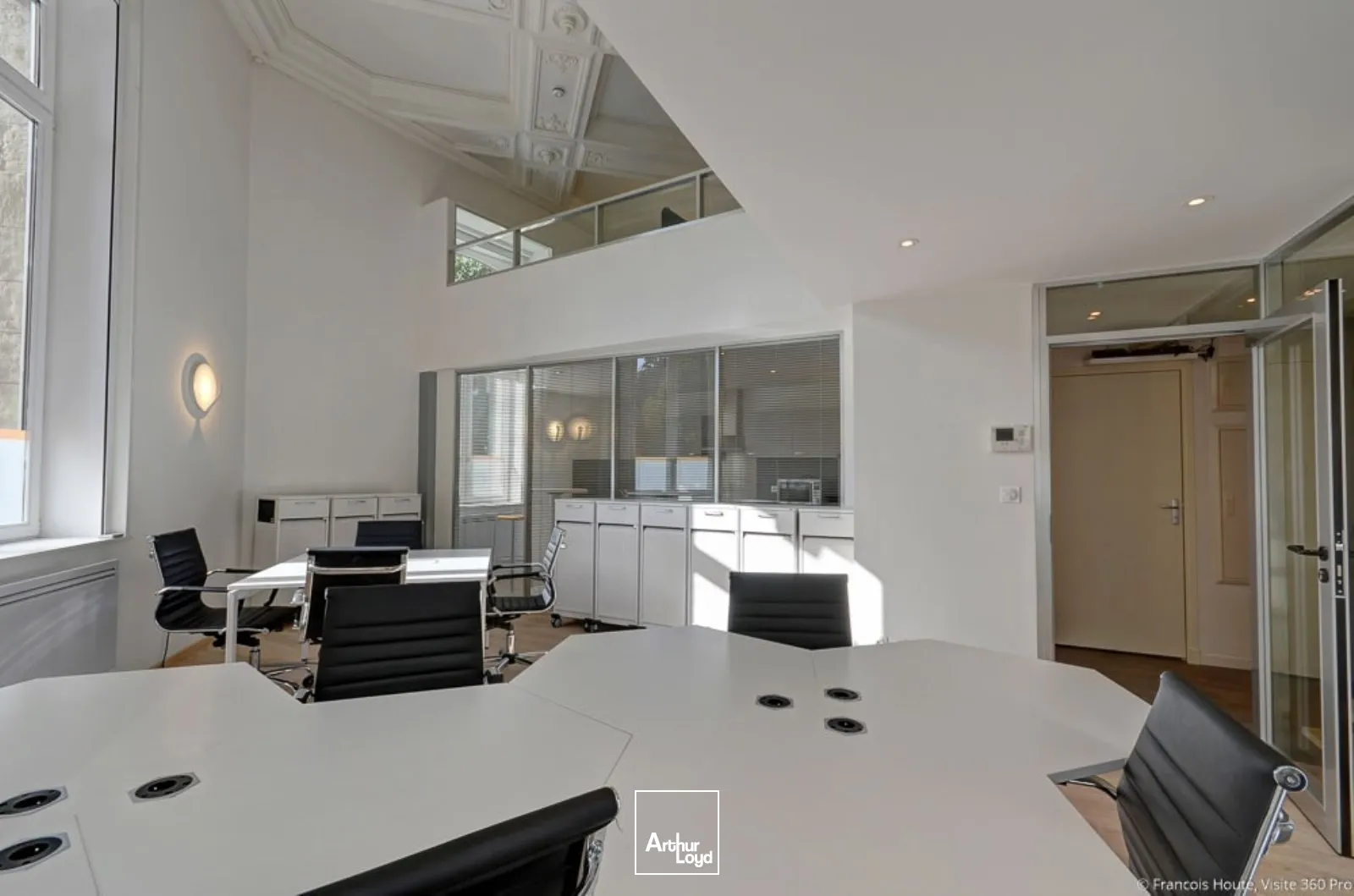 Emplacement idéal: Centre ville de Lille, dans un ensemble haussmanien, ces bureaux d'EXCELLENTE qualité dévoilent sur 3 niveaux 340m2 de bureaux avec des espaces ouverts, des bureaux c...