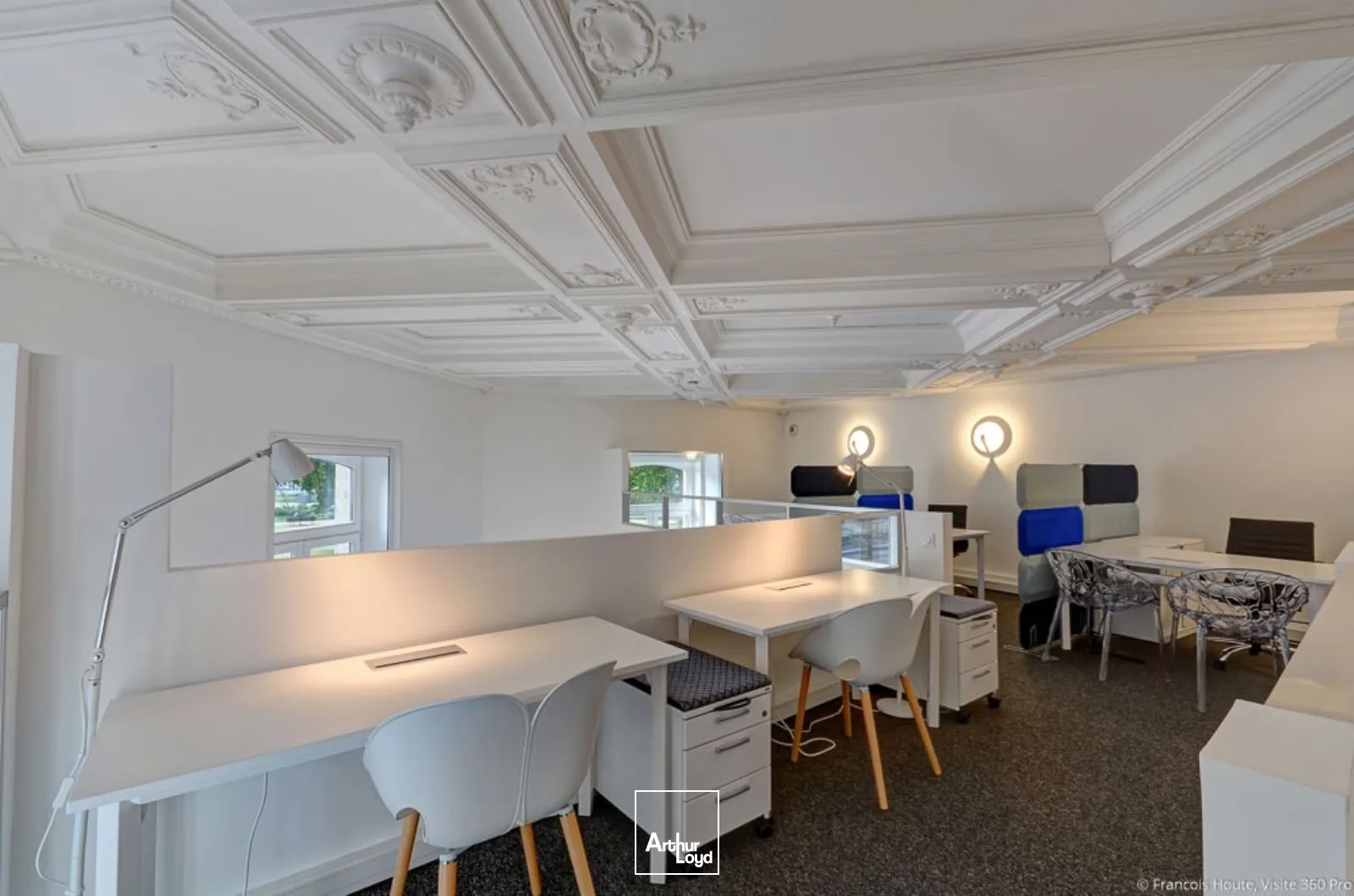 Emplacement idéal: Centre ville de Lille, dans un ensemble haussmanien, ces bureaux d'EXCELLENTE qualité dévoilent sur 3 niveaux 340m2 de bureaux avec des espaces ouverts, des bureaux c...