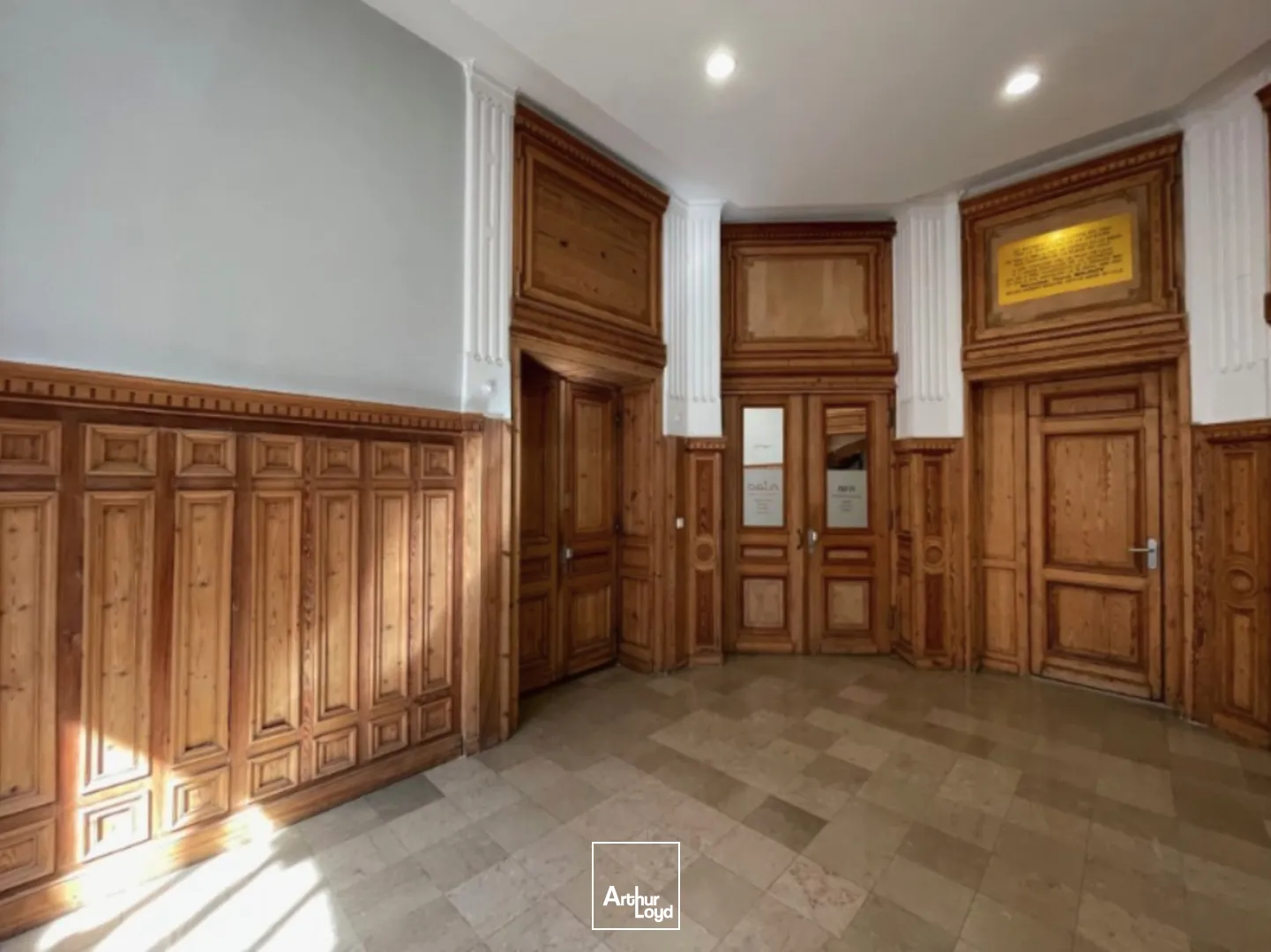 Emplacement idéal: Centre ville de Lille, dans un ensemble haussmanien, ces bureaux d'EXCELLENTE qualité dévoilent sur 3 niveaux 340m2 de bureaux avec des espaces ouverts, des bureaux c...