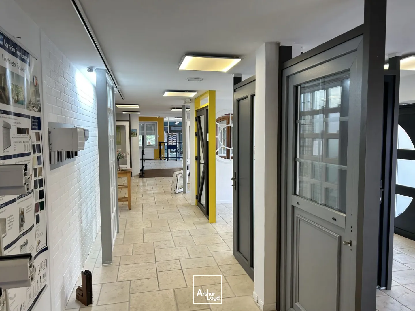 LOCAL COMMERCIAL DE 260M2 / AUSHOPPING V2 VILLENEUVE D'ASCQ - SUPERBE EFFET D'ENSEIGNE & PARKINGS VL EN NOMBRE, RARE SUR LE SECTEUR