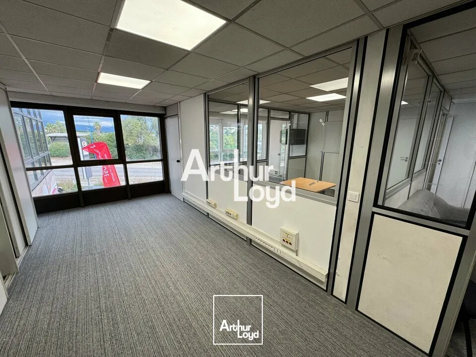 Location bureaux 113 m² en R+2 secteur Antibes - Excellente visibilité