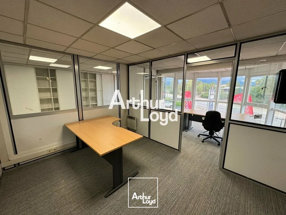 Location bureaux 113 m² en R+2 secteur Antibes - Excellente visibilité