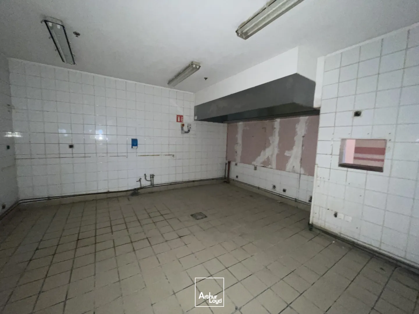 Local restaurant à louer en zone commerciale à Méru 