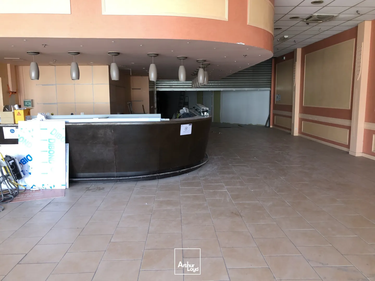 Local restaurant à louer en zone commerciale à Méru 