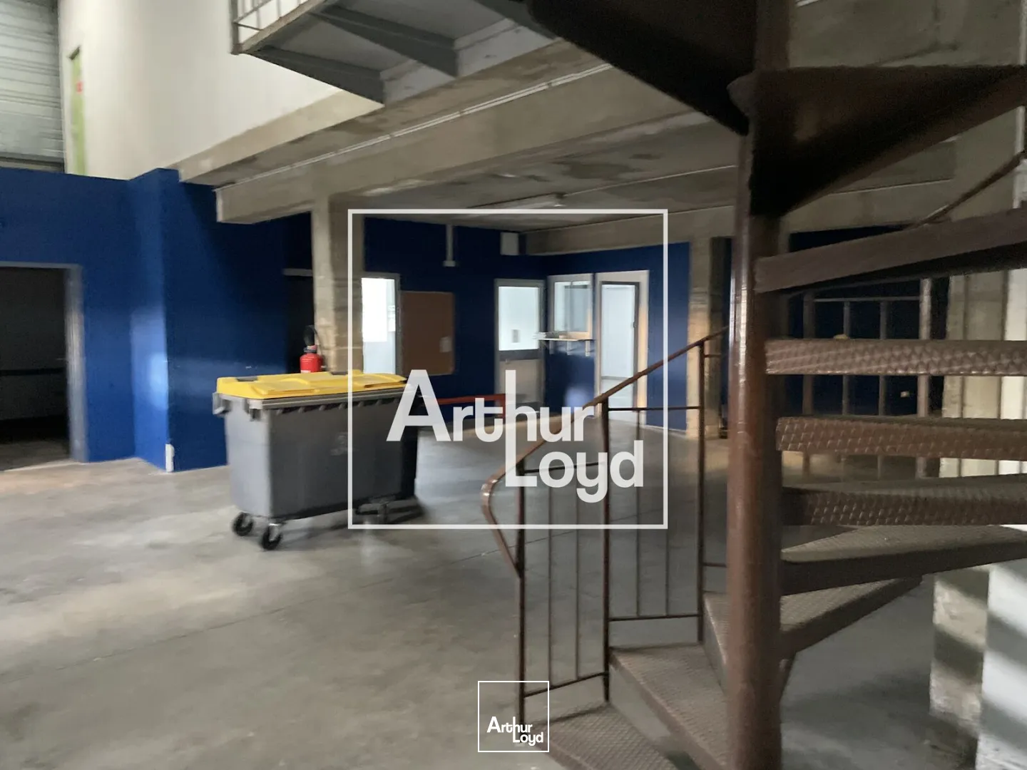 LOCAUX D'ACTIVITE A LOUER AVEC COUR PRIVATIVE