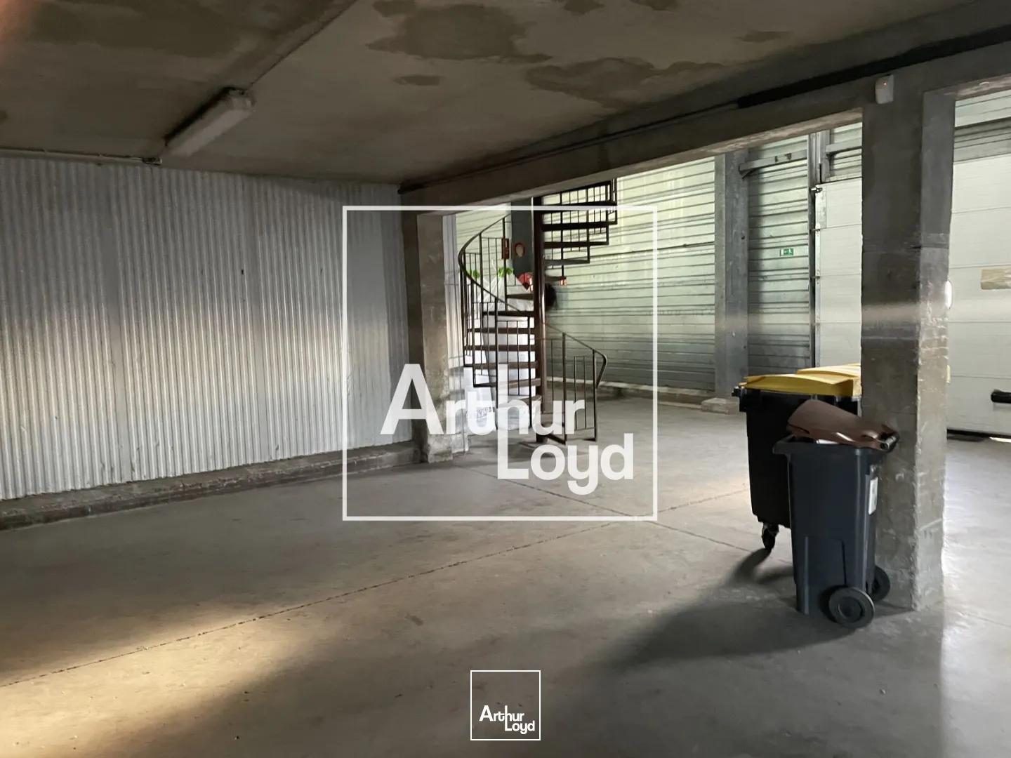 LOCAUX D'ACTIVITE A LOUER AVEC COUR PRIVATIVE