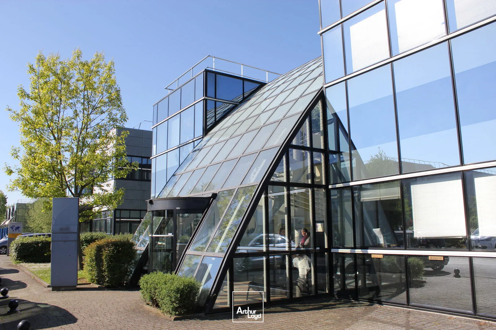 Locaux d'activités/stockage et bureaux à louer - 710 m² divisibles - Paris Nord 2 Roissy CDG - Proximité immédiate des zones de fret