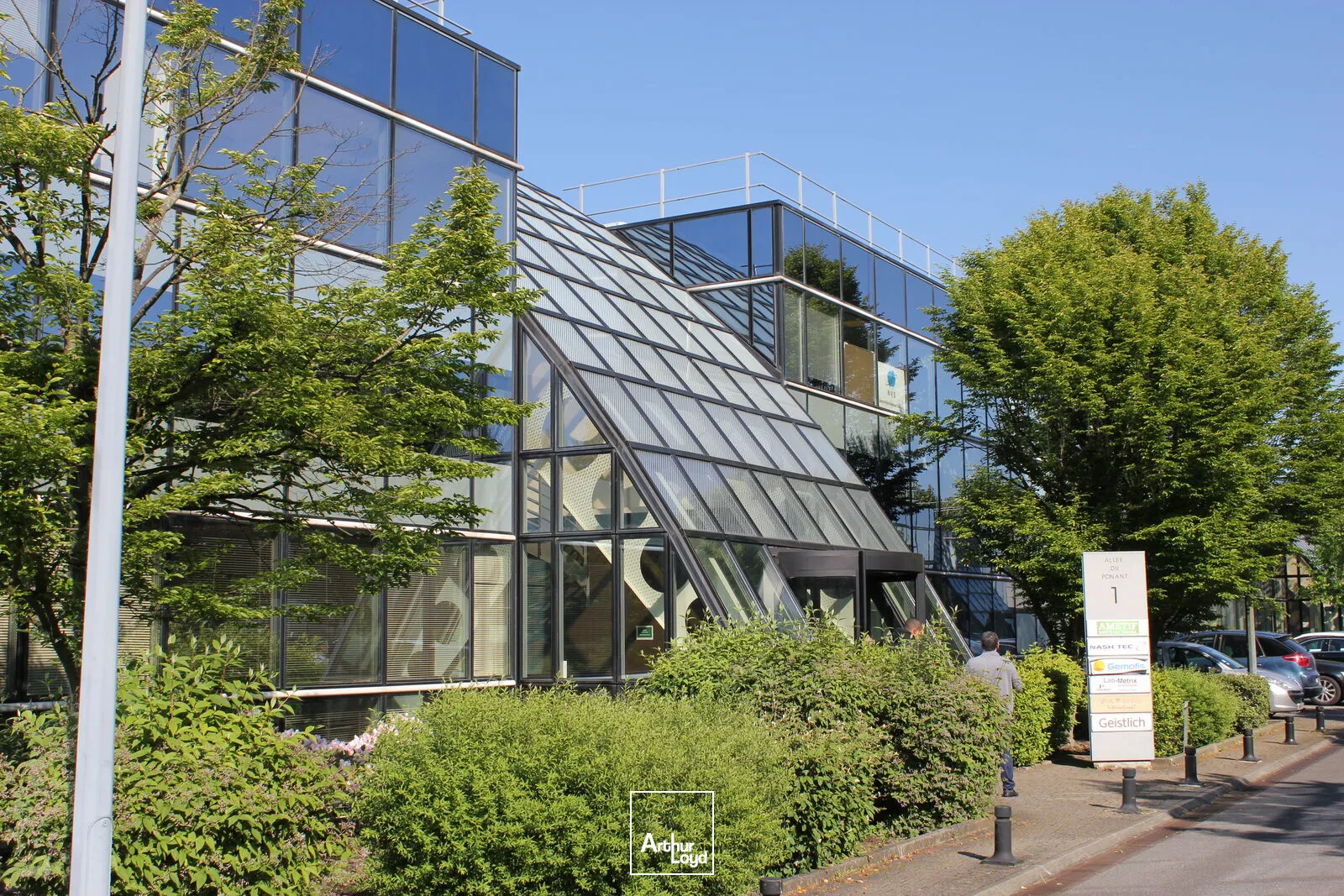 Locaux d'activités/stockage et bureaux à louer - 710 m² divisibles - Paris Nord 2 Roissy CDG - Proximité immédiate des zones de fret