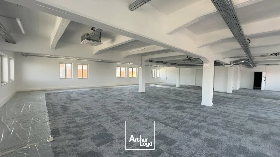 BUREAUX à VENDRE de 911.5 m²