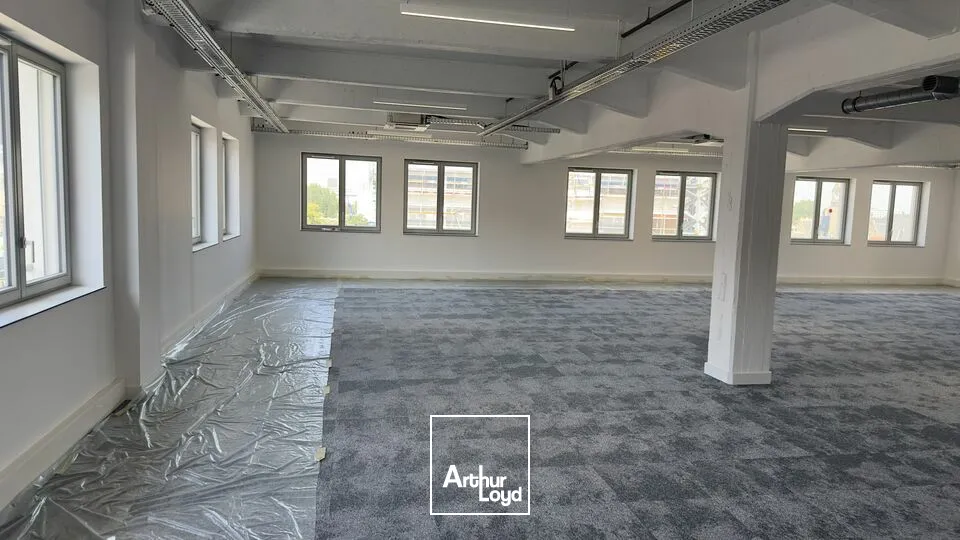 BUREAUX à VENDRE de 911.5 m²