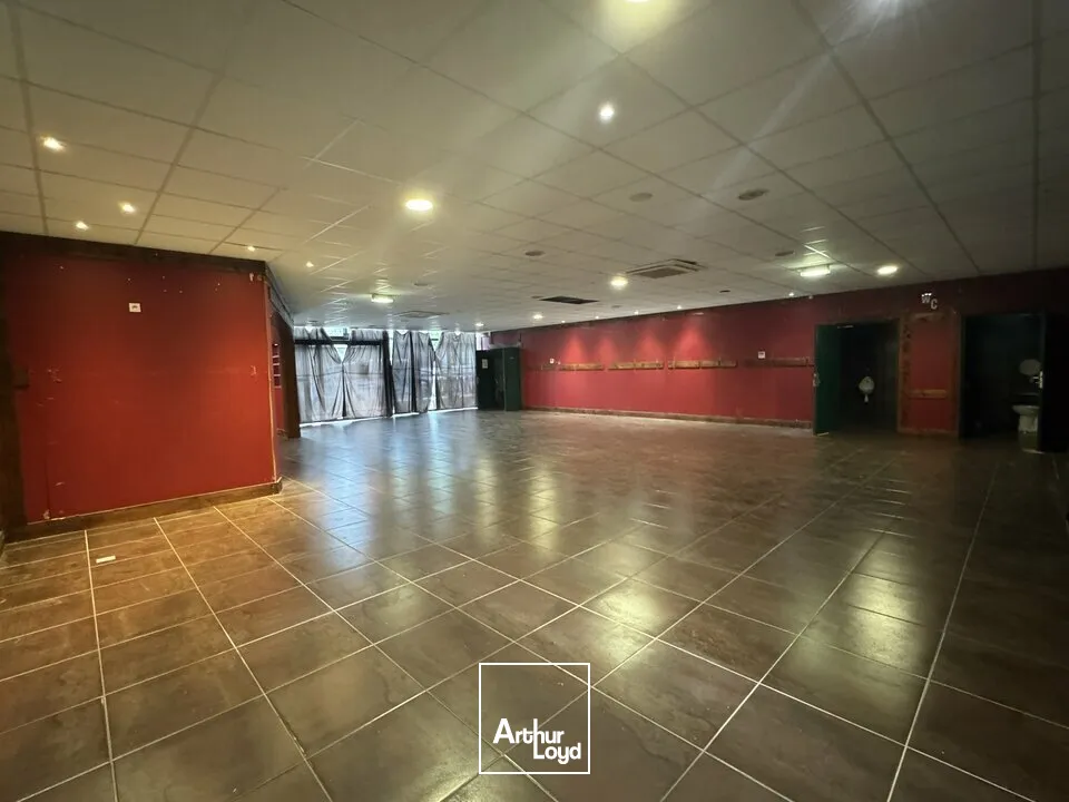 TOURS NORD COMMERCE A LOUER 370 M² PROXIMITE TRAMWAY ET PARKINGS PRIVATIFS