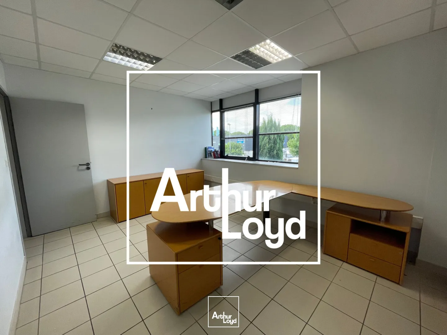 Bureaux modulables de 317 m² avec grand parking à Aigues-Mortes, à vendre ou à louer !