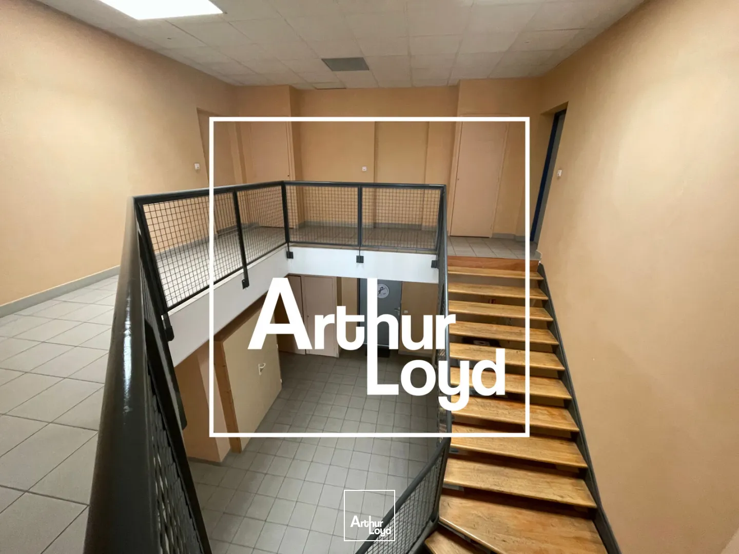 Bureaux modulables de 317 m² avec grand parking à Aigues-Mortes, à vendre ou à louer !