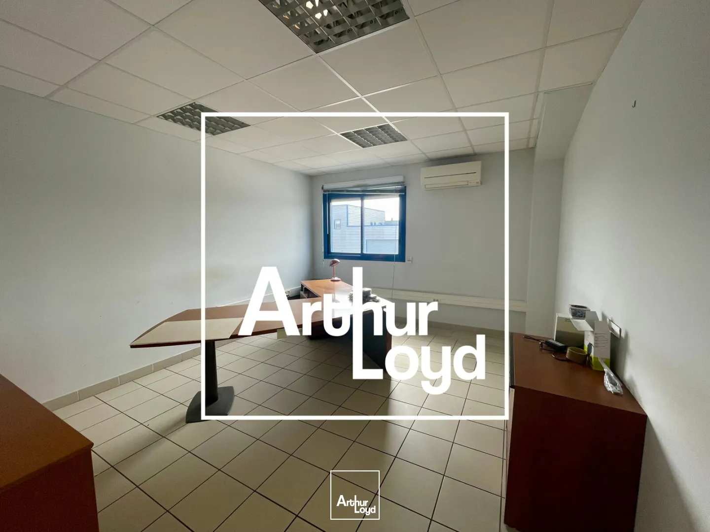 Bureaux modulables de 317 m² avec grand parking à Aigues-Mortes, à vendre ou à louer !