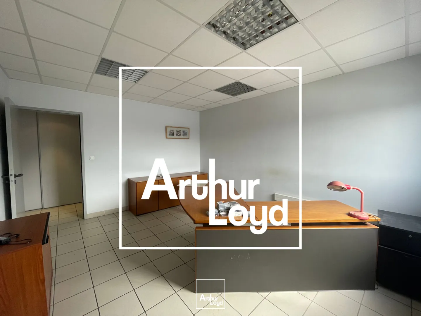 Bureaux modulables de 317 m² avec grand parking à Aigues-Mortes, à vendre ou à louer !