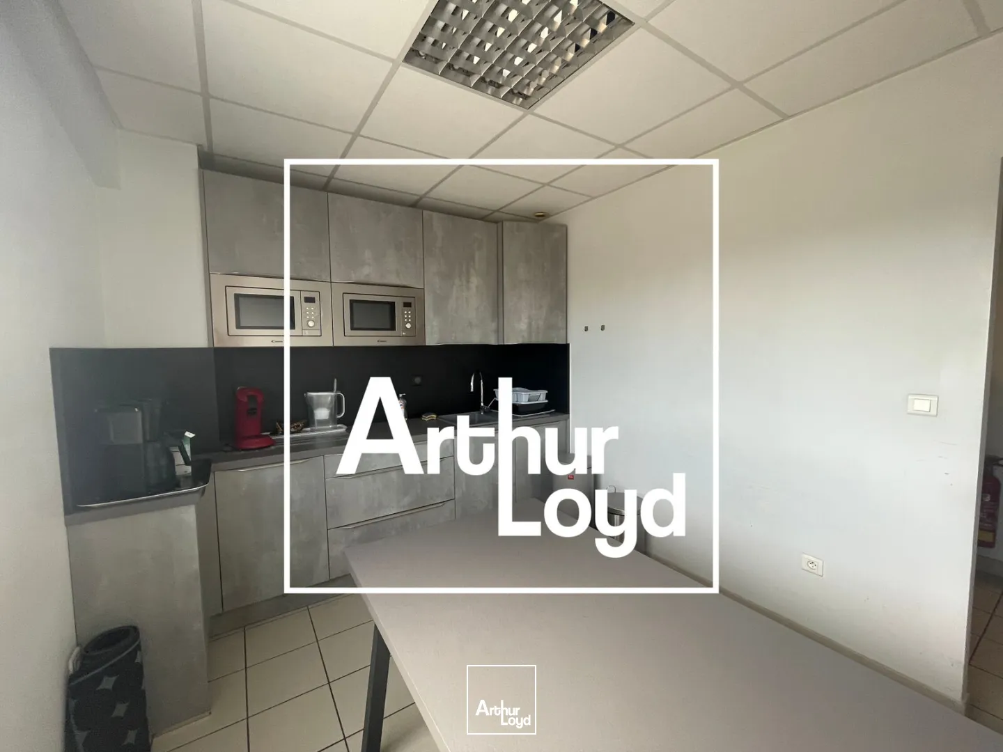 Bureaux modulables de 317 m² avec grand parking à Aigues-Mortes, à vendre ou à louer !