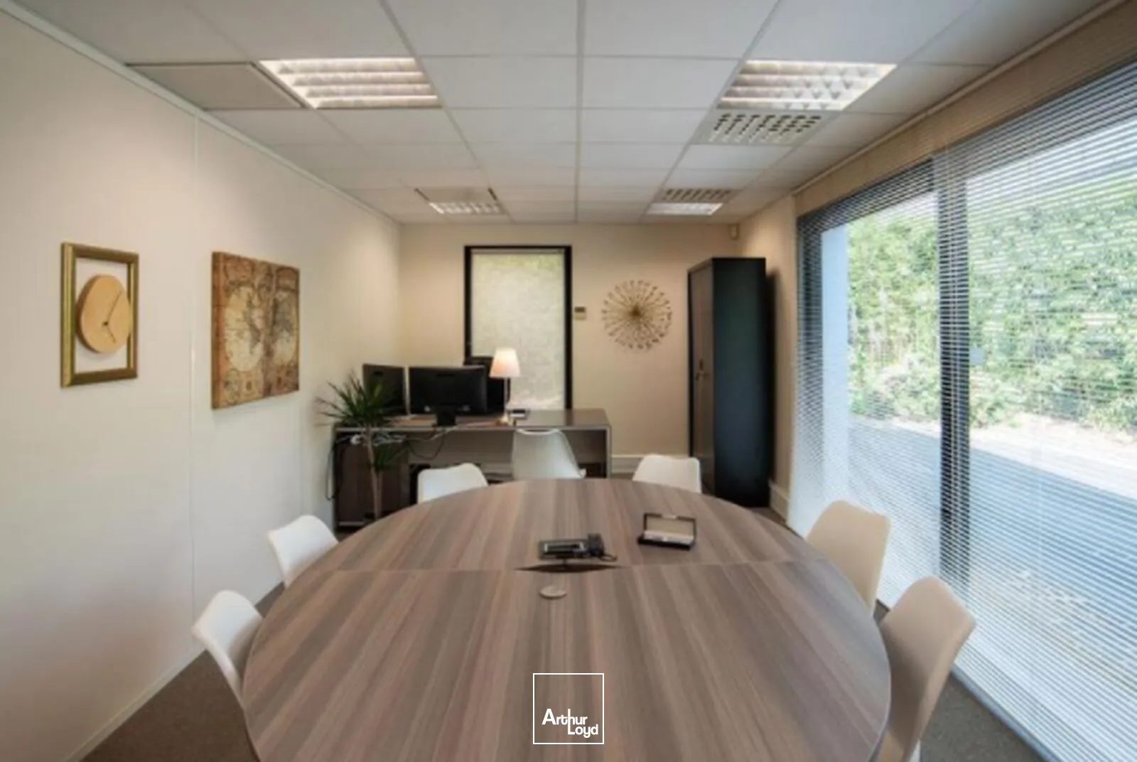 BUREAUX AVEC ENVIRONNEMENT VERDOYANT A LOUER - SUD LOIRE