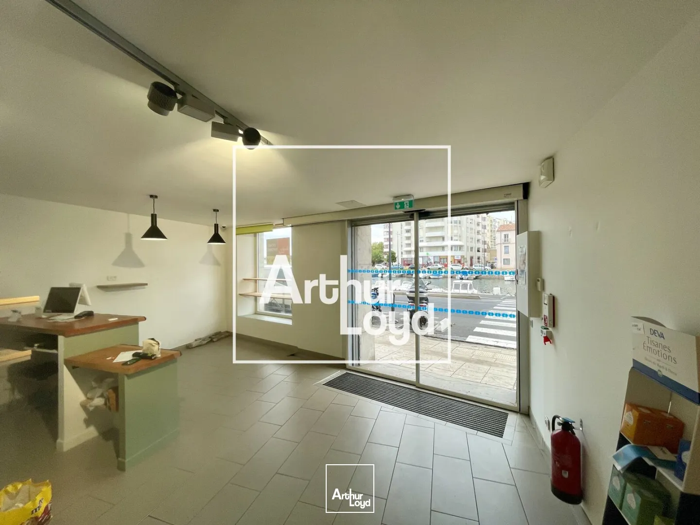 À louer, local commercial ou bureaux de 150 m2, en très bon état, le long du Canal Royal, au coeur de Sète