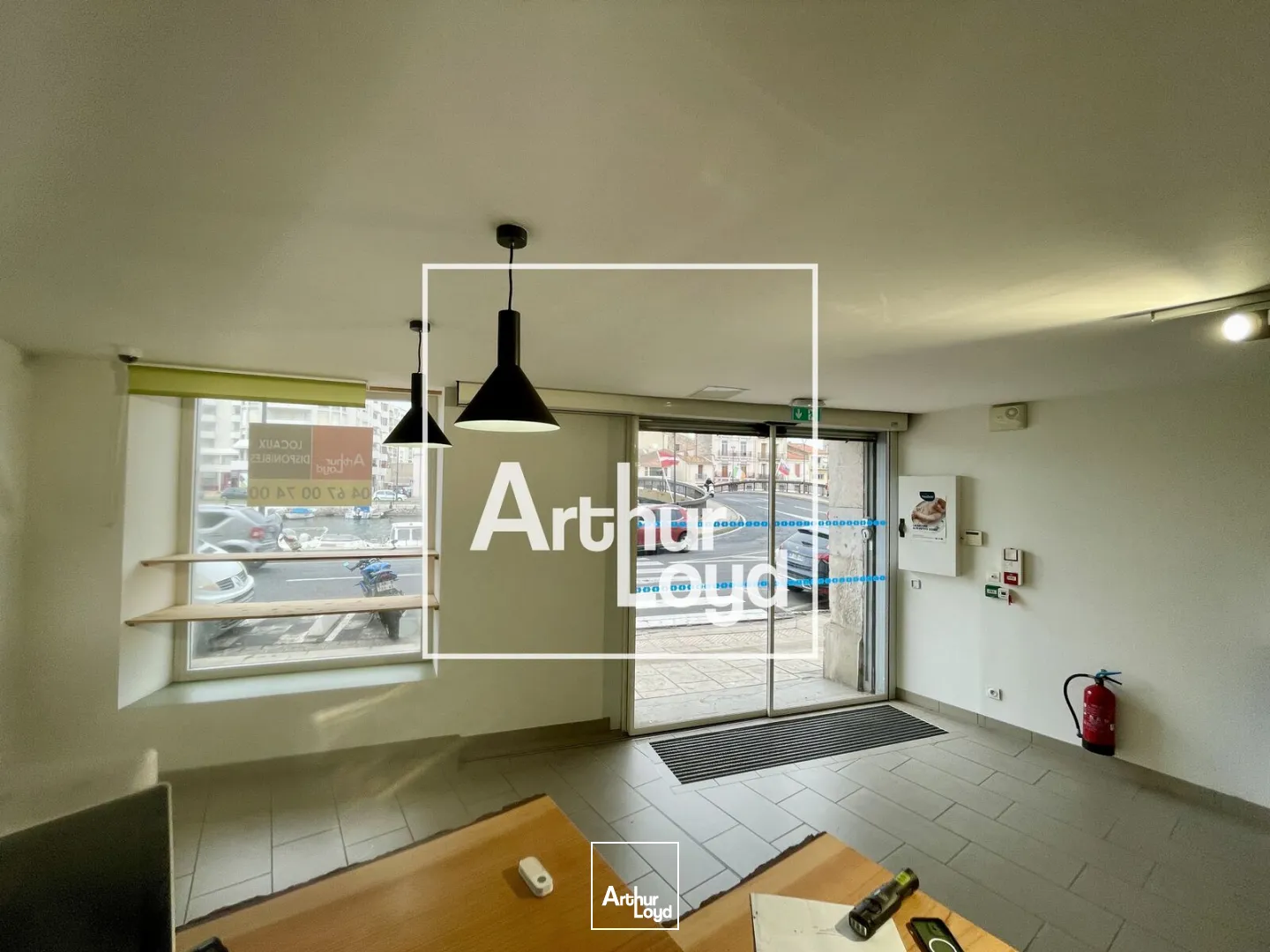 À louer, local commercial ou bureaux de 150 m2, en très bon état, le long du Canal Royal, au coeur de Sète