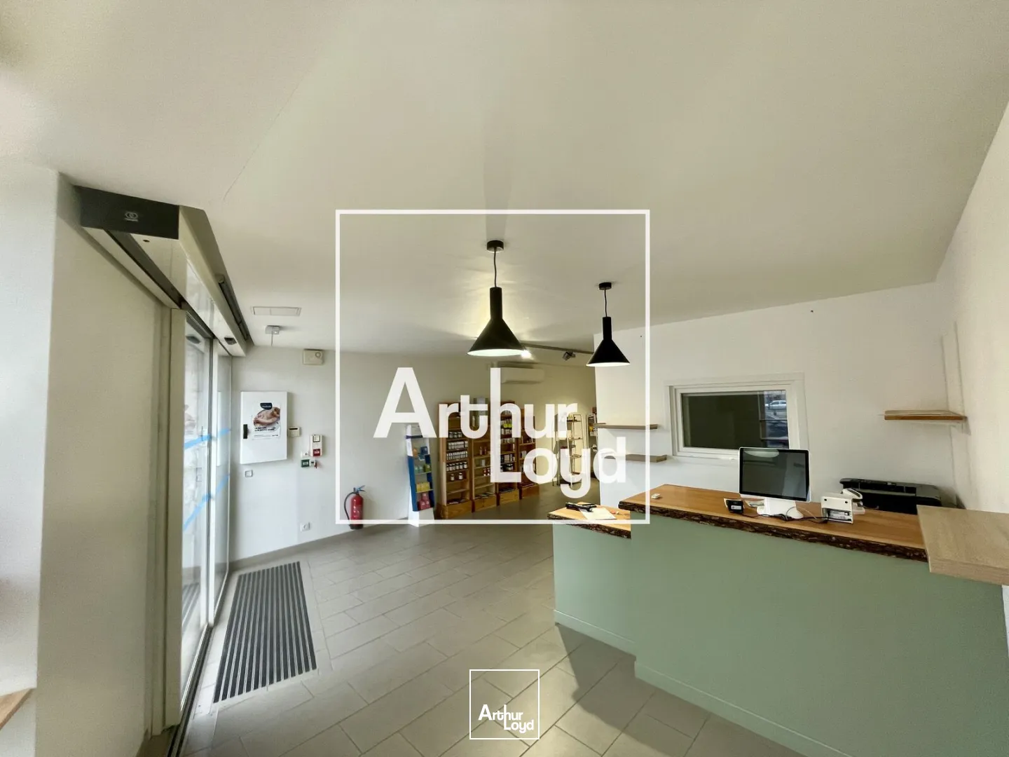 À louer, local commercial ou bureaux de 150 m2, en très bon état, le long du Canal Royal, au coeur de Sète