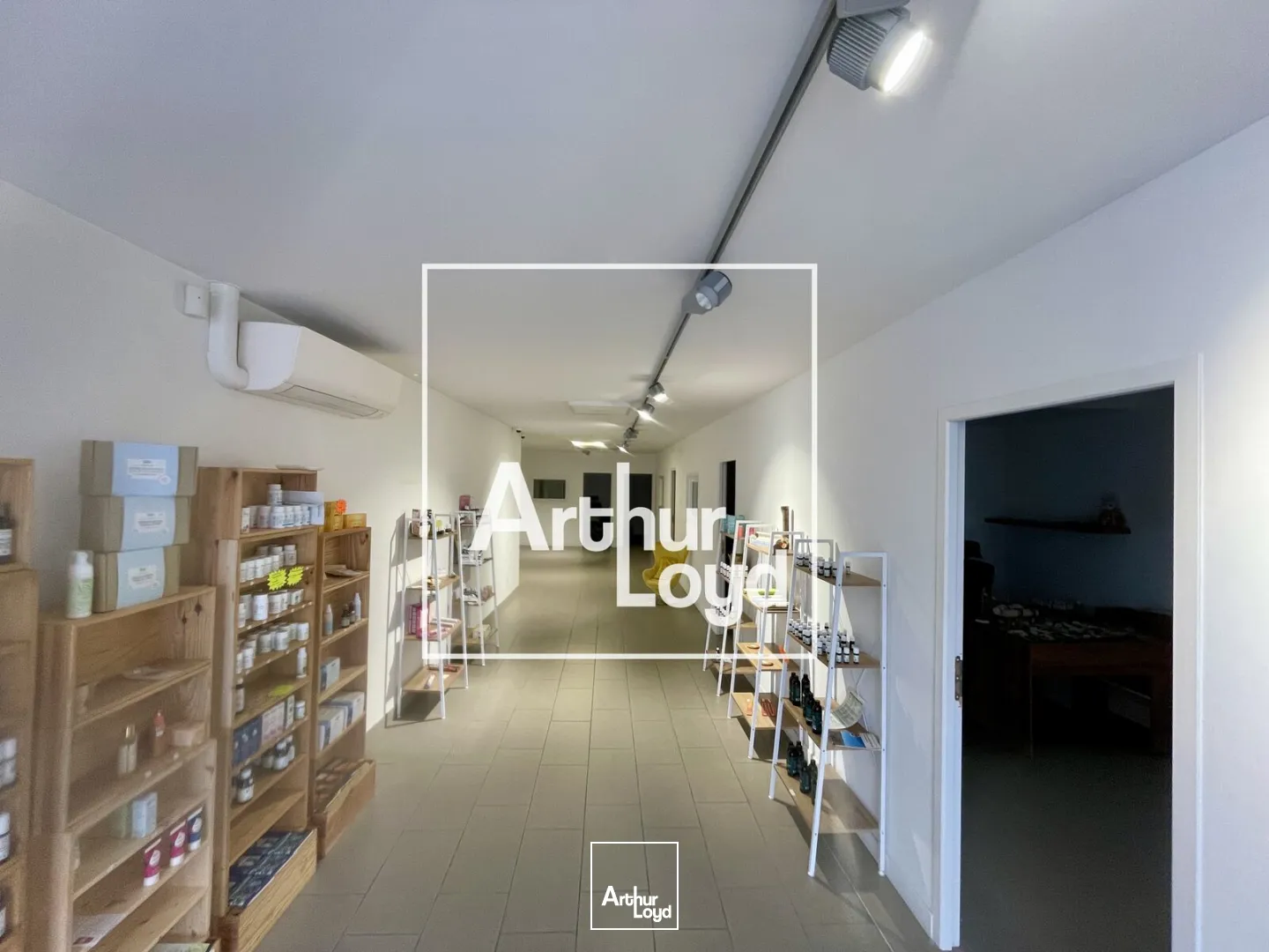 À louer, local commercial ou bureaux de 150 m2, en très bon état, le long du Canal Royal, au coeur de Sète