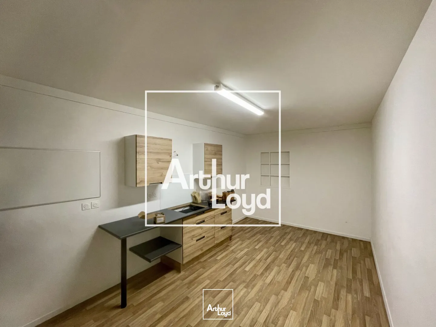 À louer, local commercial ou bureaux de 150 m2, en très bon état, le long du Canal Royal, au coeur de Sète