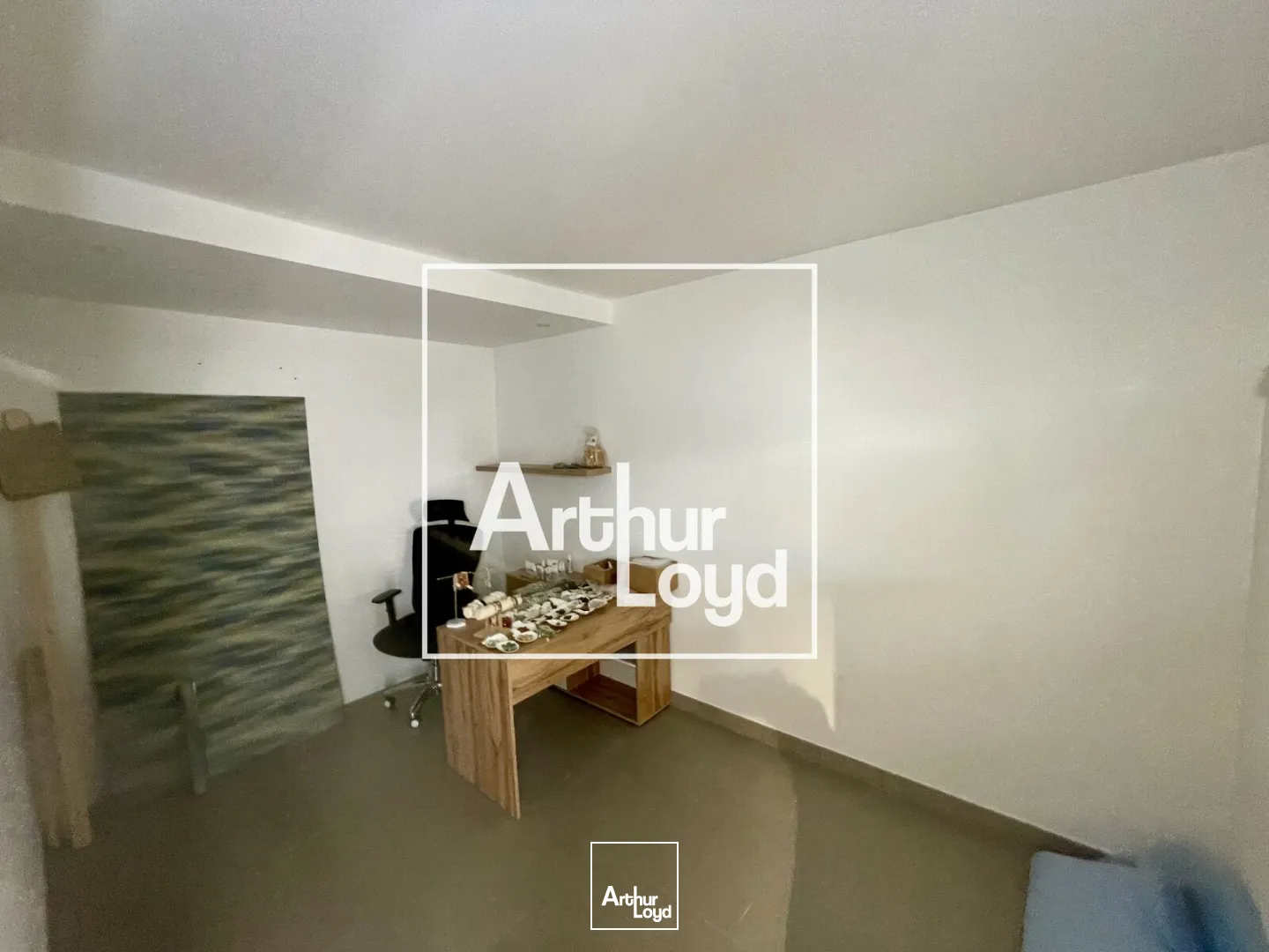 À louer, local commercial ou bureaux de 150 m2, en très bon état, le long du Canal Royal, au coeur de Sète