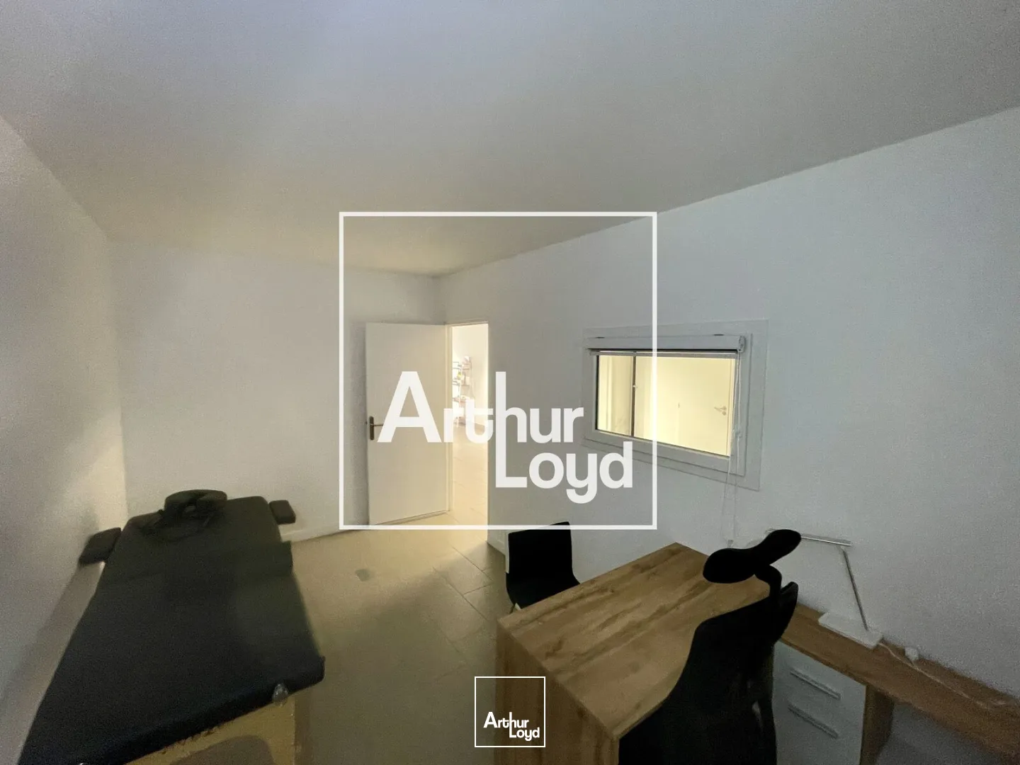 À louer, local commercial ou bureaux de 150 m2, en très bon état, le long du Canal Royal, au coeur de Sète