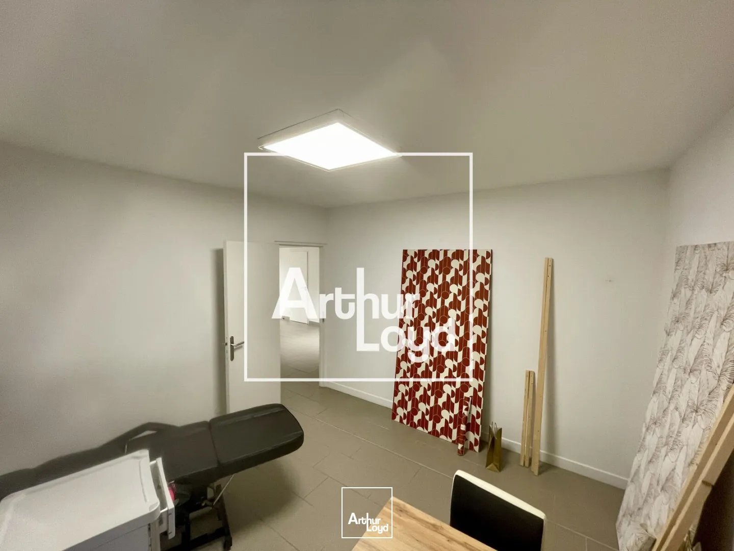 À louer, local commercial ou bureaux de 150 m2, en très bon état, le long du Canal Royal, au coeur de Sète