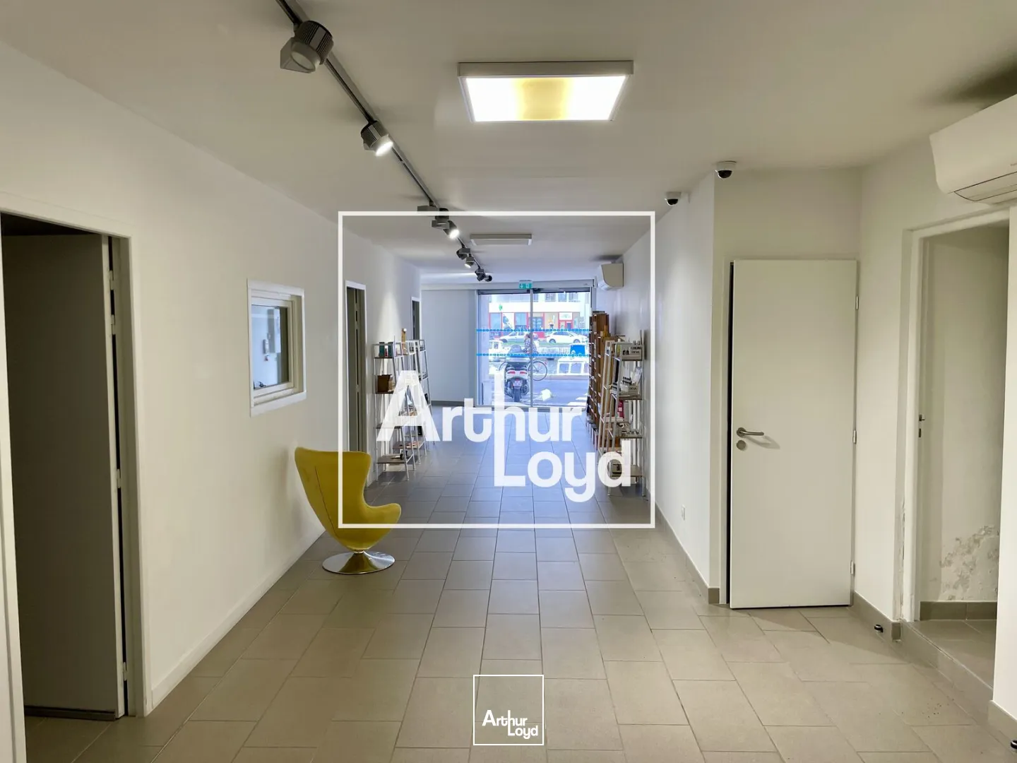 À louer, local commercial ou bureaux de 150 m2, en très bon état, le long du Canal Royal, au coeur de Sète