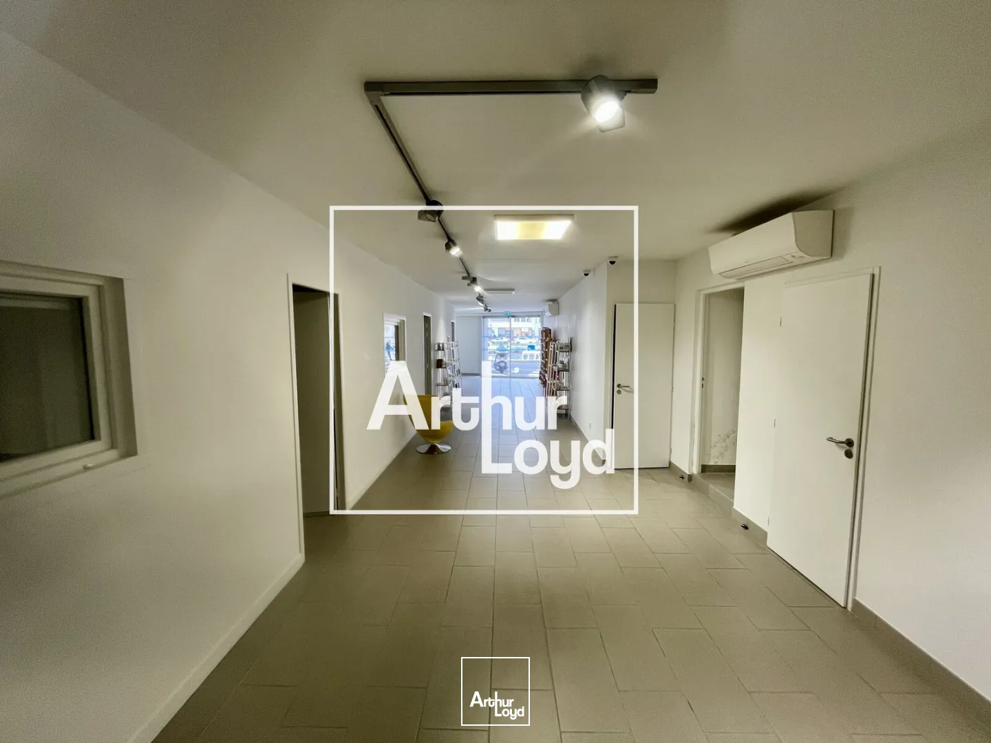 À louer, local commercial ou bureaux de 150 m2, en très bon état, le long du Canal Royal, au coeur de Sète