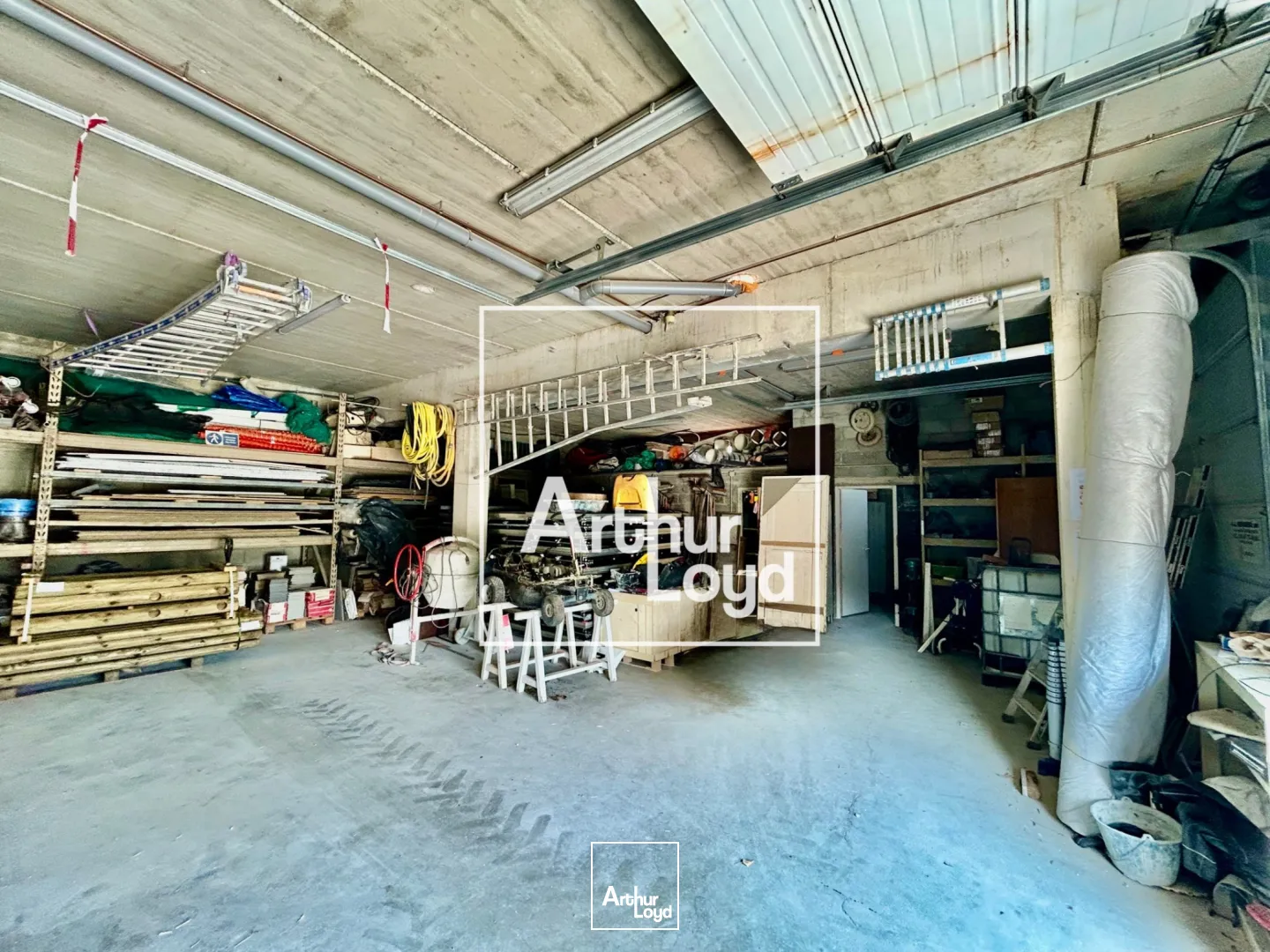 Ensemble immobilier avec rendement locatif et espace de stockage - Proche Montpellier, accès PL