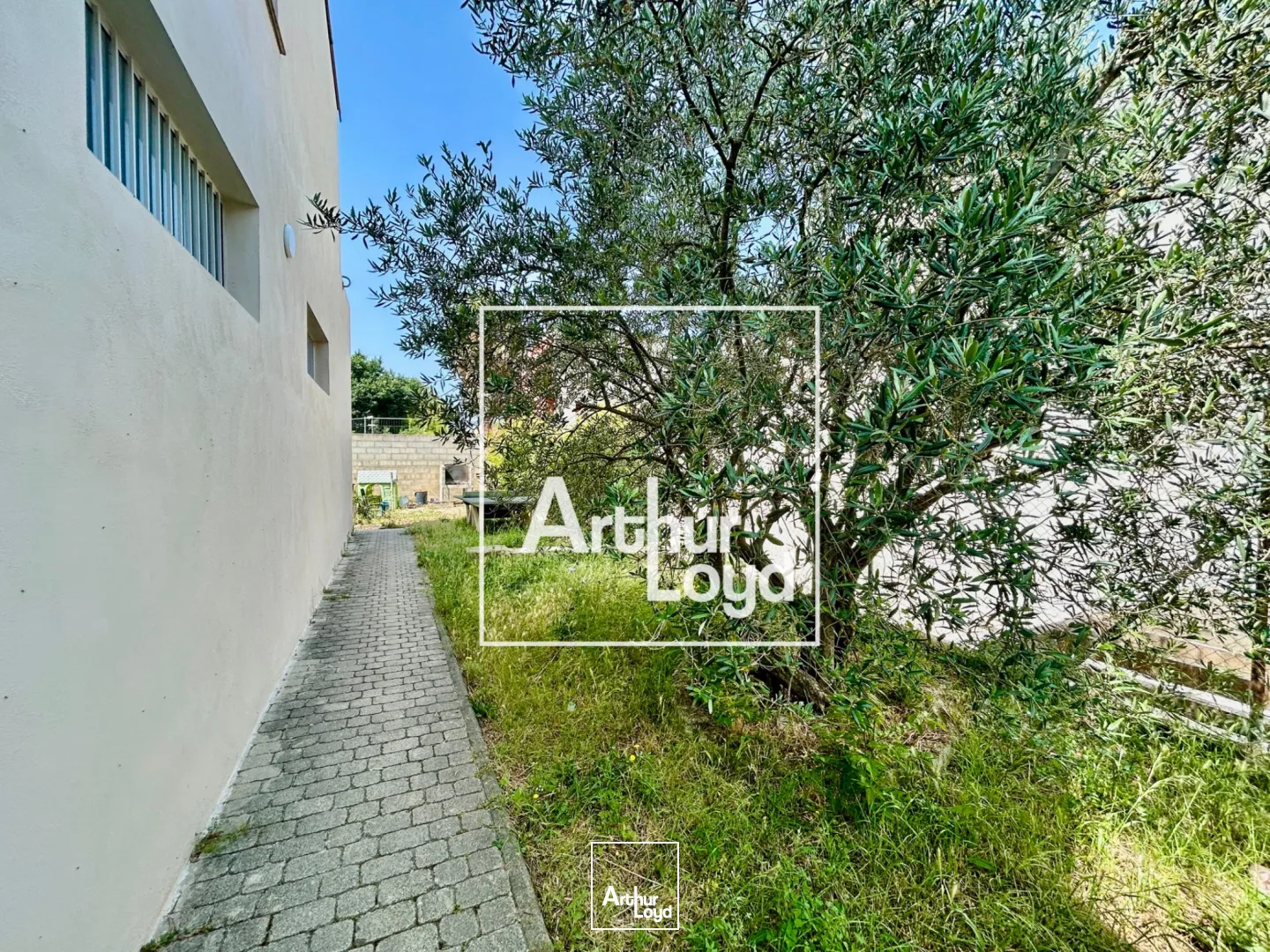 Ensemble immobilier avec rendement locatif et espace de stockage - Proche Montpellier, accès PL