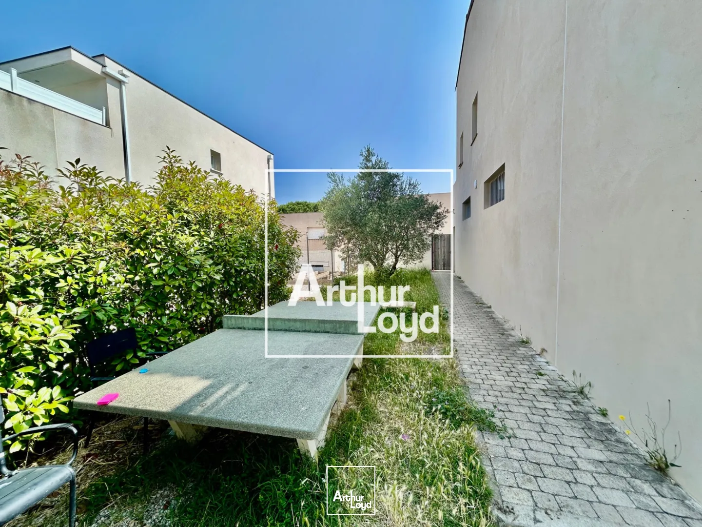 Ensemble immobilier avec rendement locatif et espace de stockage - Proche Montpellier, accès PL